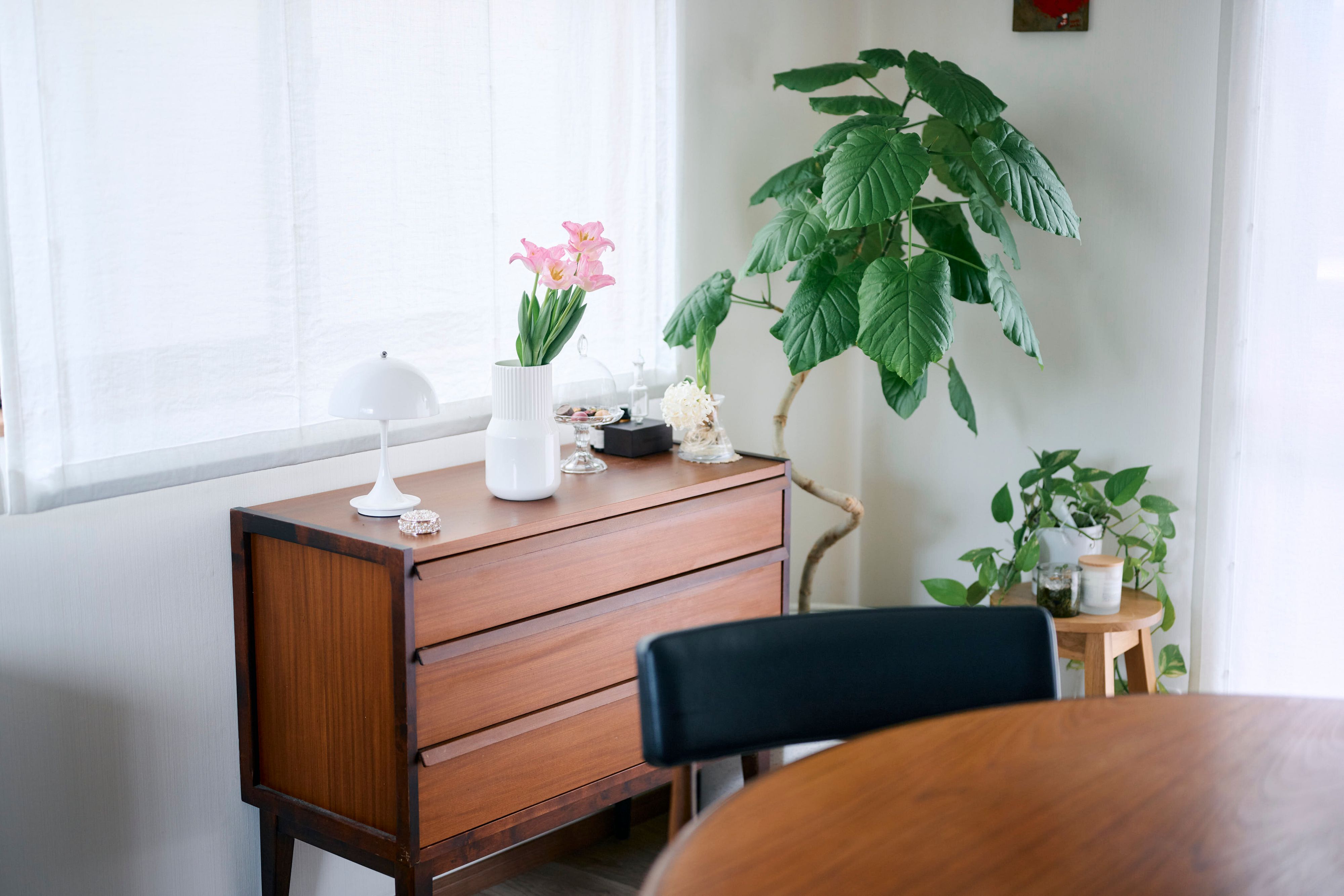 子どもが家を出たら、食器棚はいらない。チェストひとつで広くなったダイニングに花を飾る