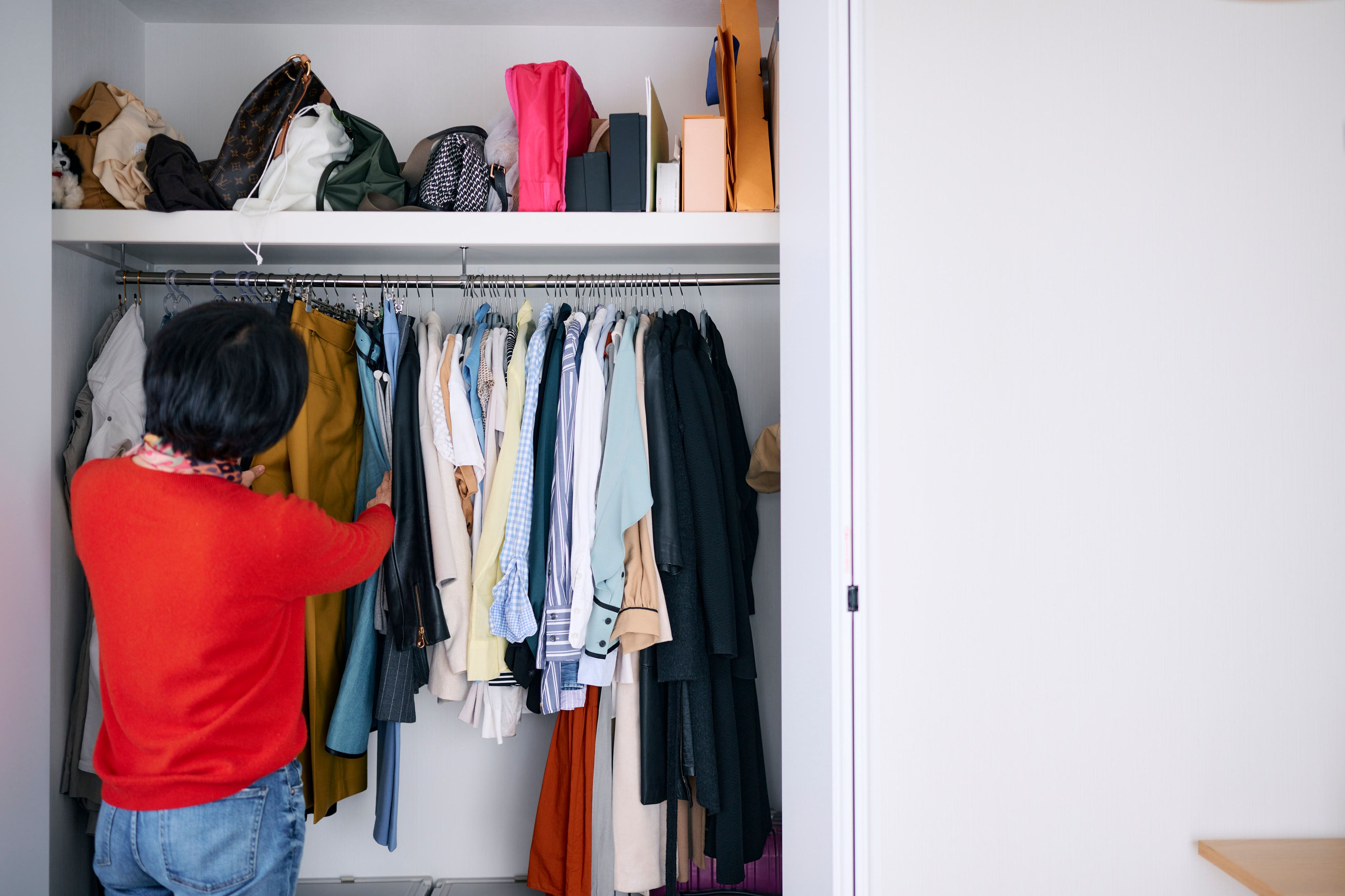 数えてみたら60着持っていた。買い物大好きだった50代の、リアル・クローゼット