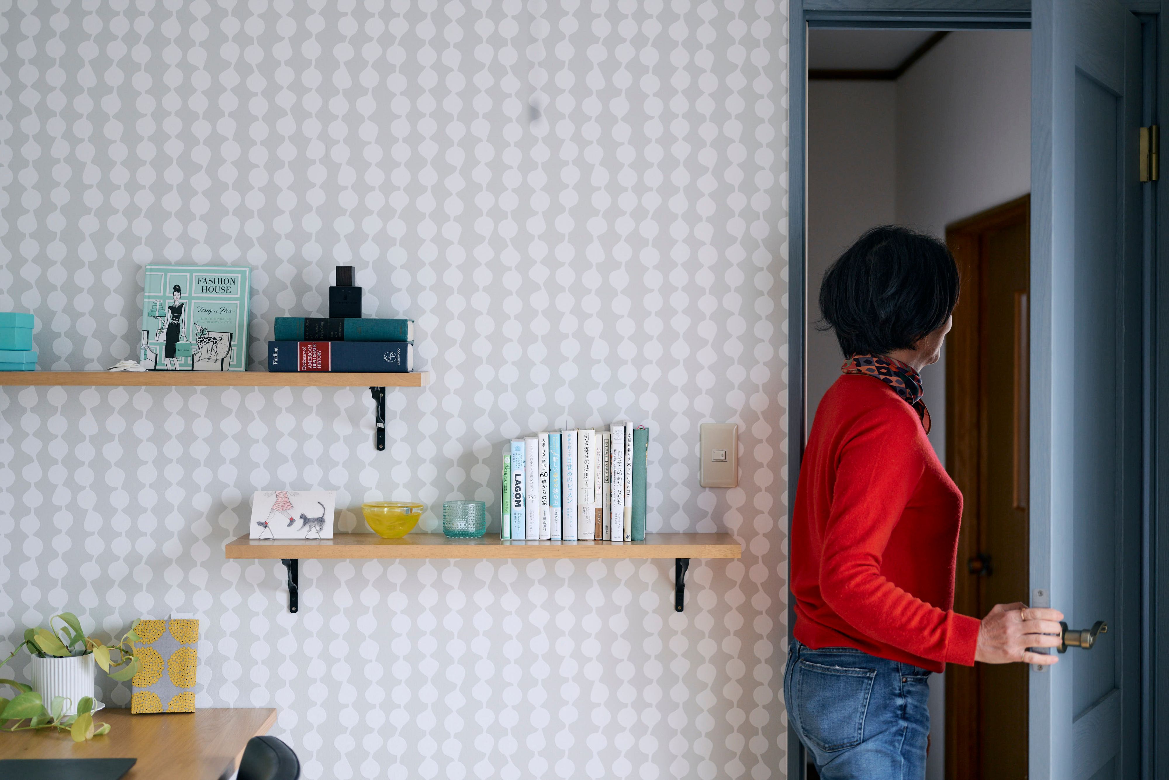 結婚22年目で夫と別居。59歳にして持った自分の部屋に、生き方を教えてくれた本を並べて