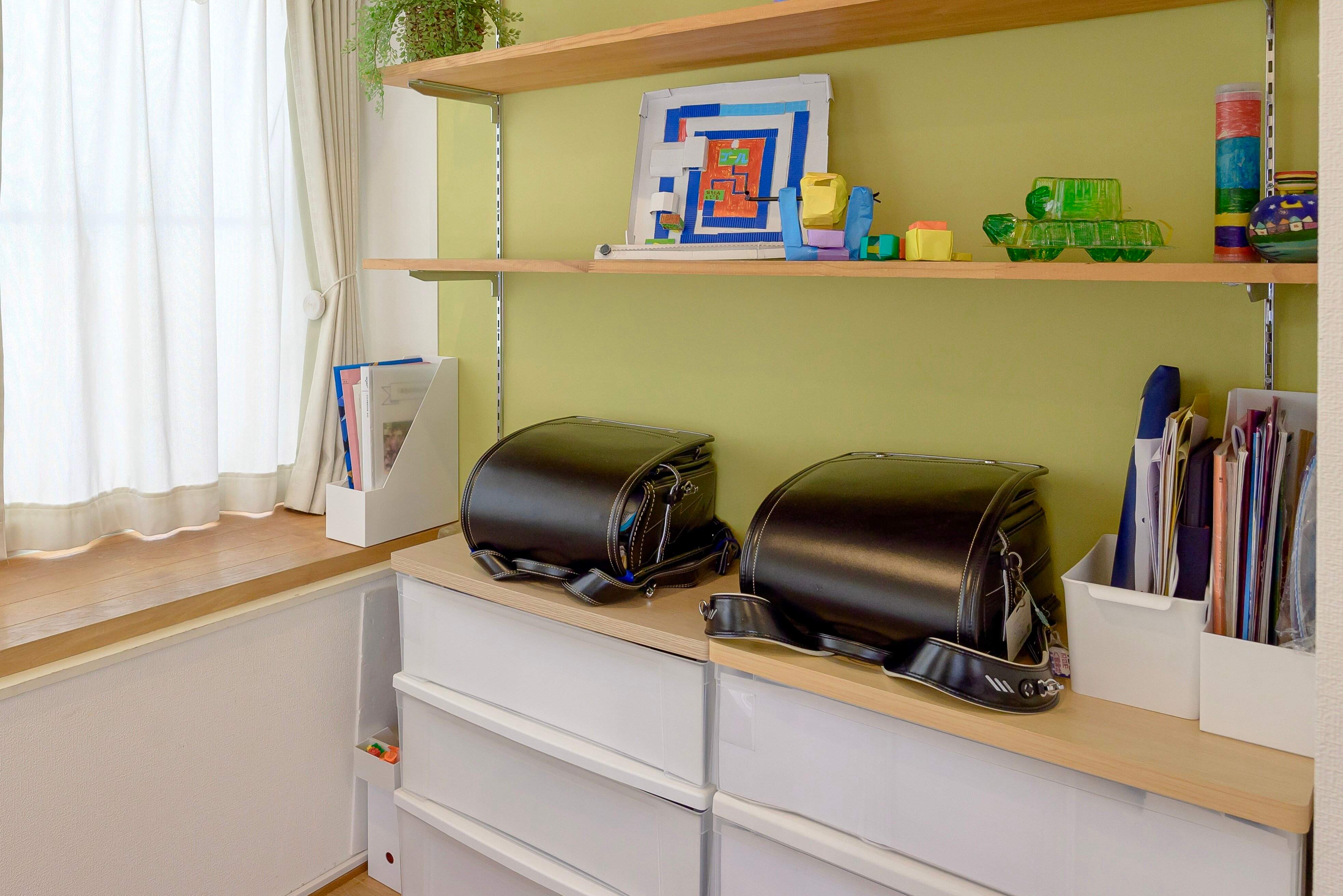 勉強机もランドセルラックもなし！小学生兄弟のリビング学習