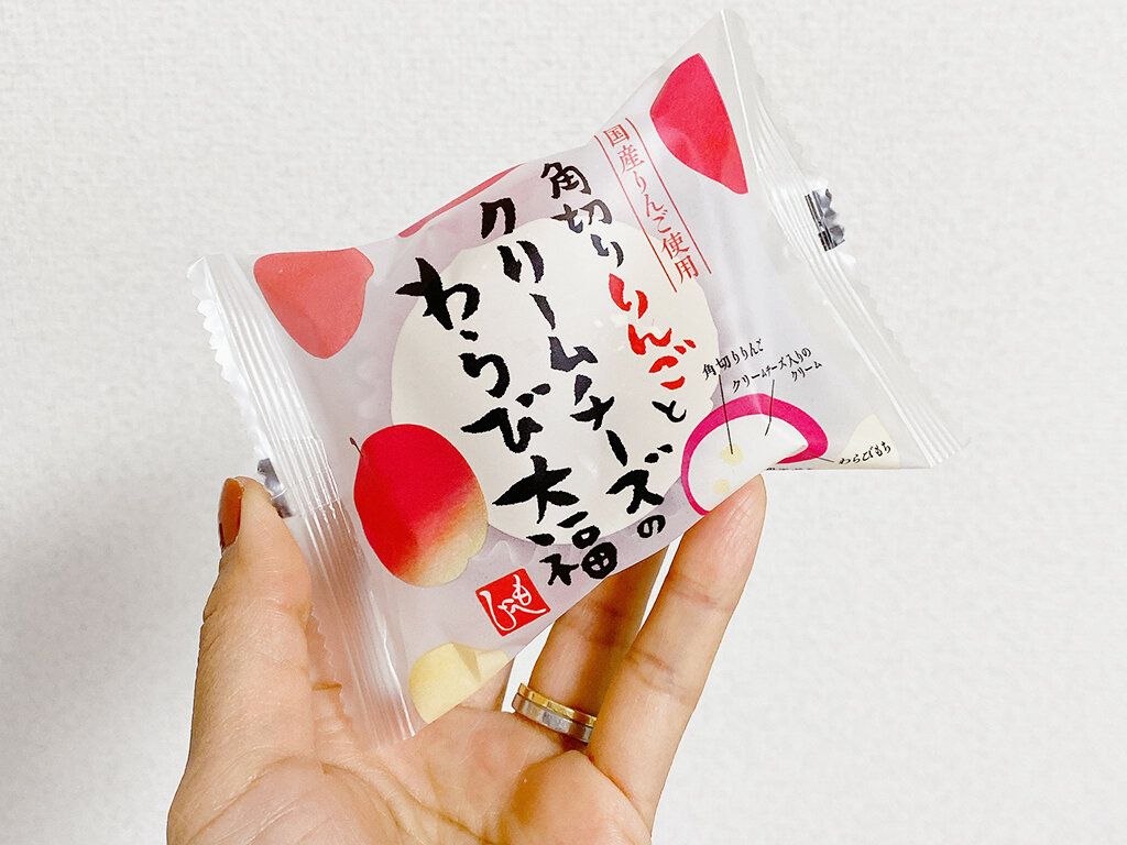 【カルディ】宝石のような美しさ、衝撃冷凍スイーツ「角切りんごとクリームチーズのわらび大福」
