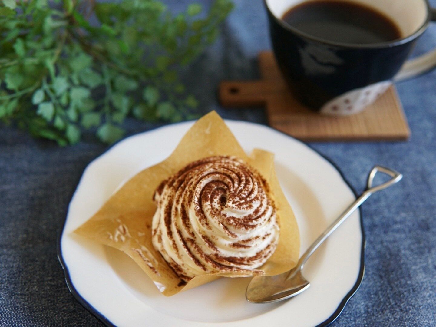 【ローソン】ビター感とふんわりクリームの誘惑「Uchi Café×猿田彦珈琲 ティラミスモンブランケーキ」