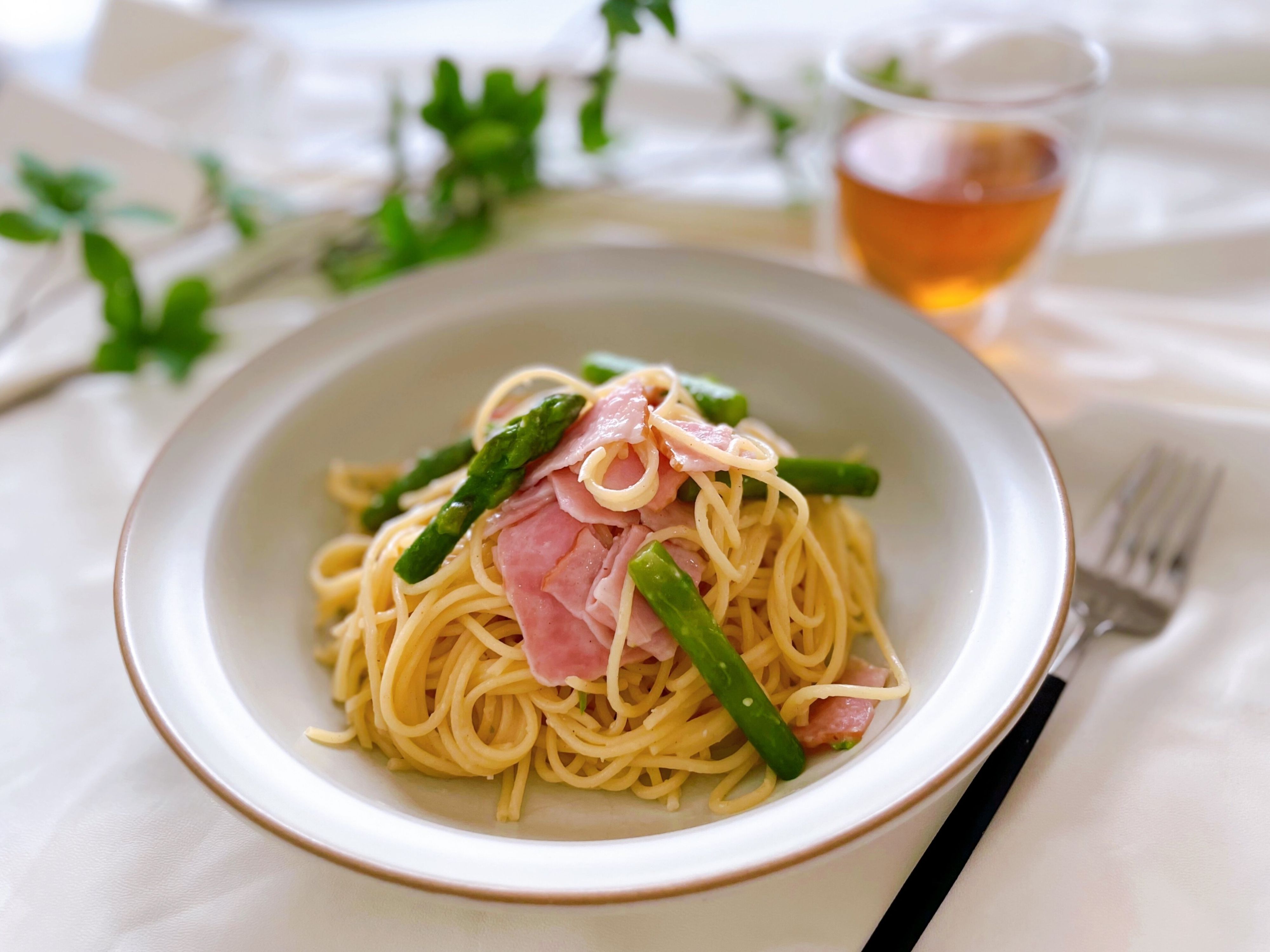 【旬野菜レシピ】フライパンひとつで作るアスパラとベーコンのワンパンパスタ！