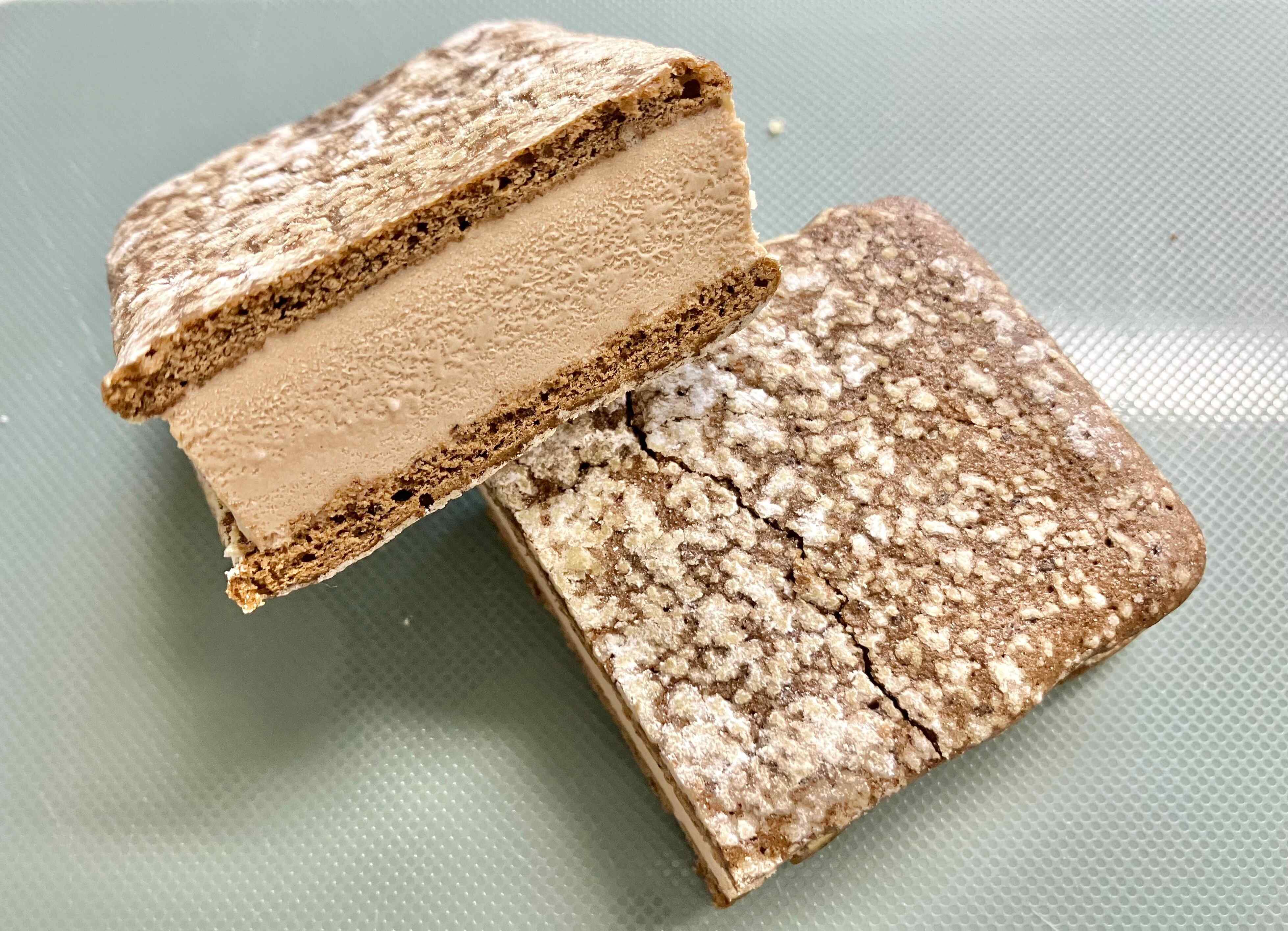 【ファミマ】上質な辻利のほうじ茶を堪能できるアイス「焙煎ほうじ茶黒蜜サンド」