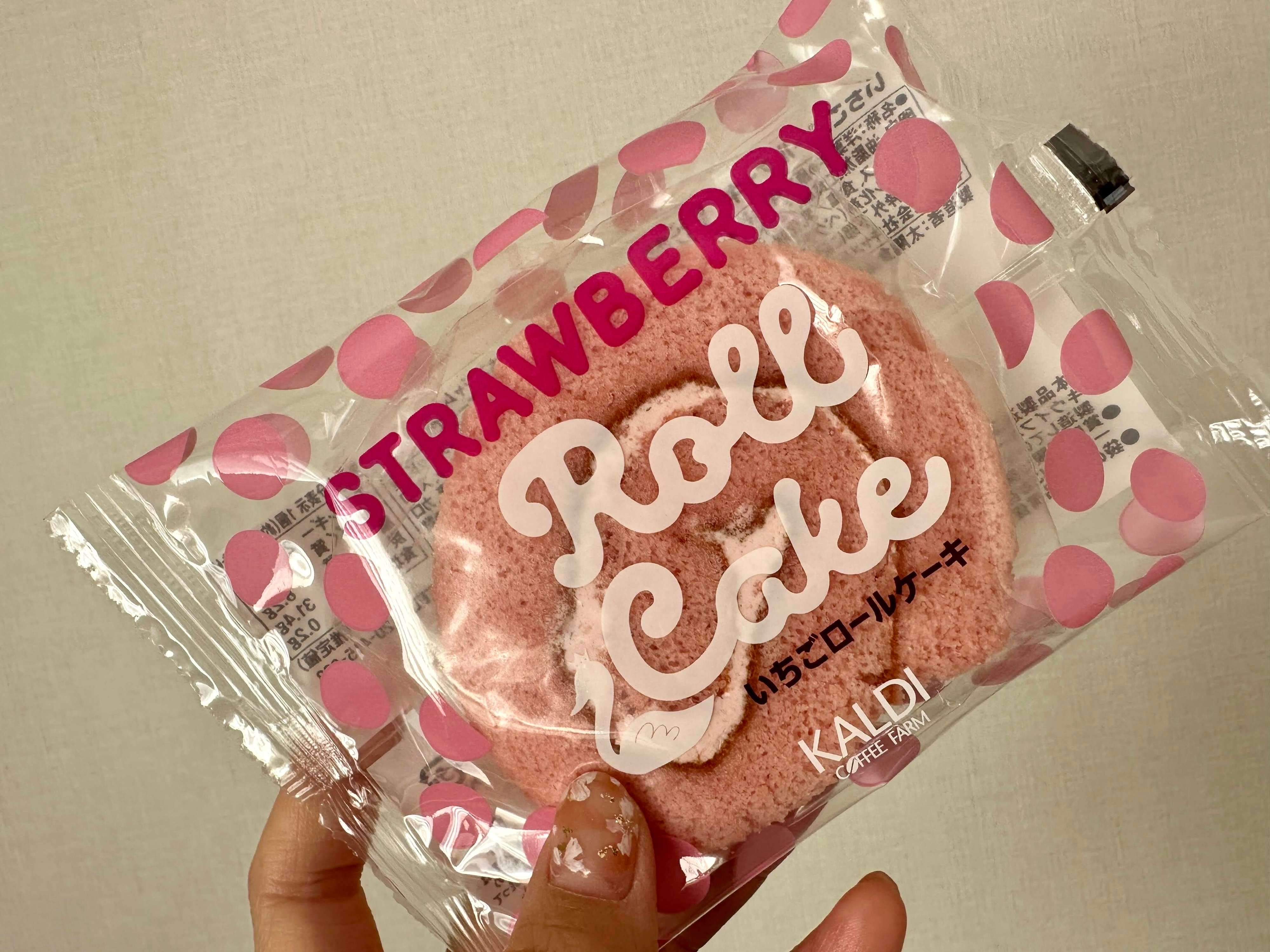 【カルディ新商品】どこか懐かしい味わいにほっこり♪「いちごロールケーキ」