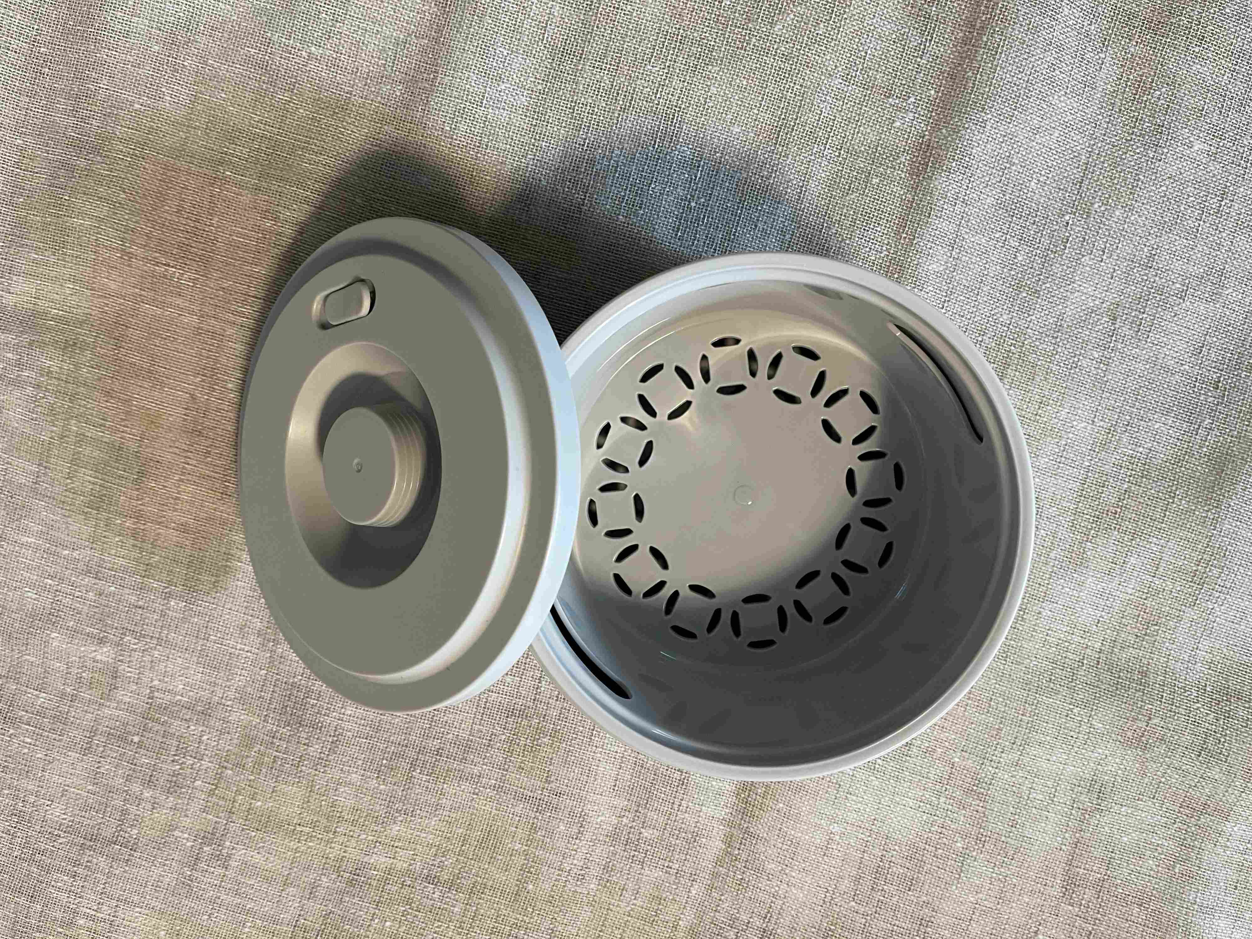 【業務スーパー】冷凍野菜の悩みをダイソーで解決！SNSで話題の「レンジOKザル付き保存容器」はマストバイ