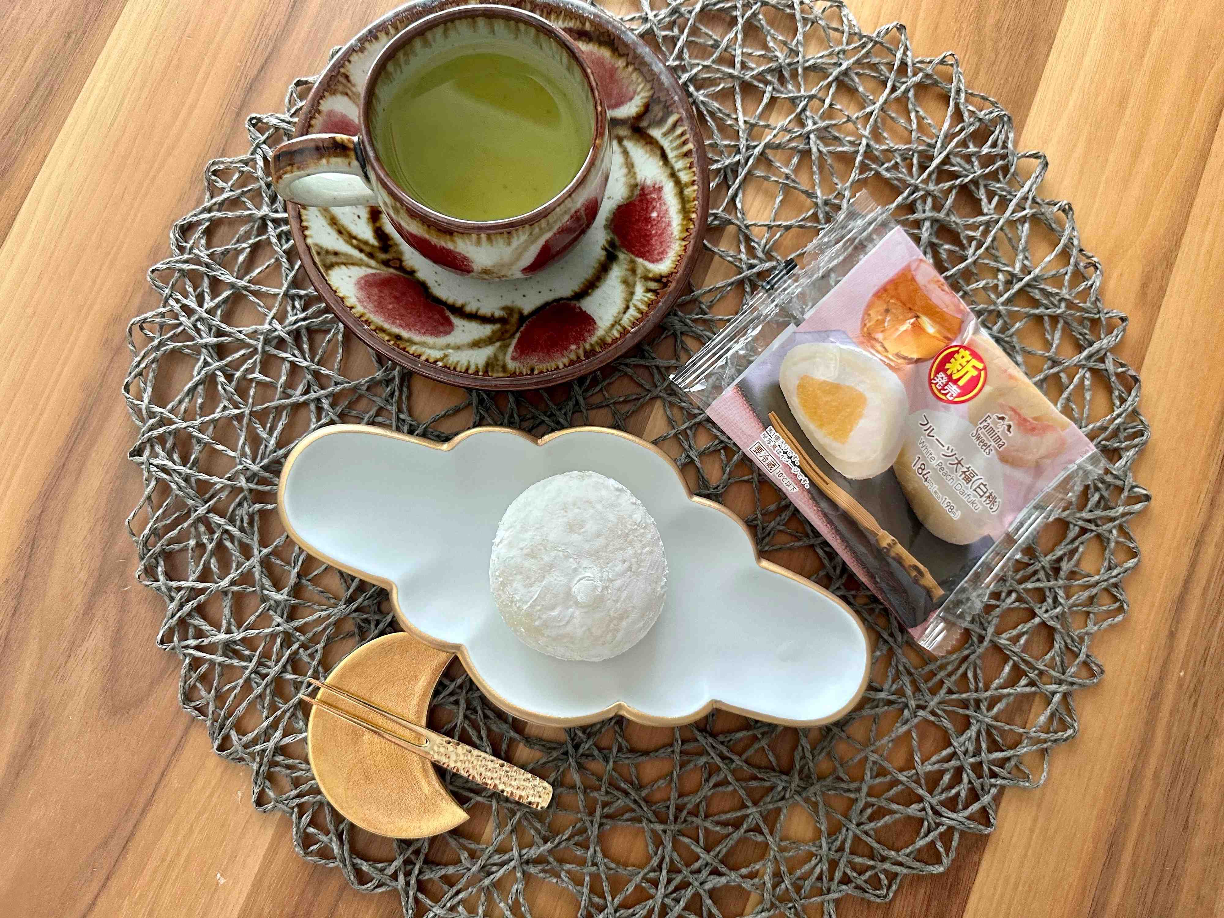 【ファミマ新商品】フレッシュな白桃がみずみずし〜い♪「フルーツ大福」に新味が登場！