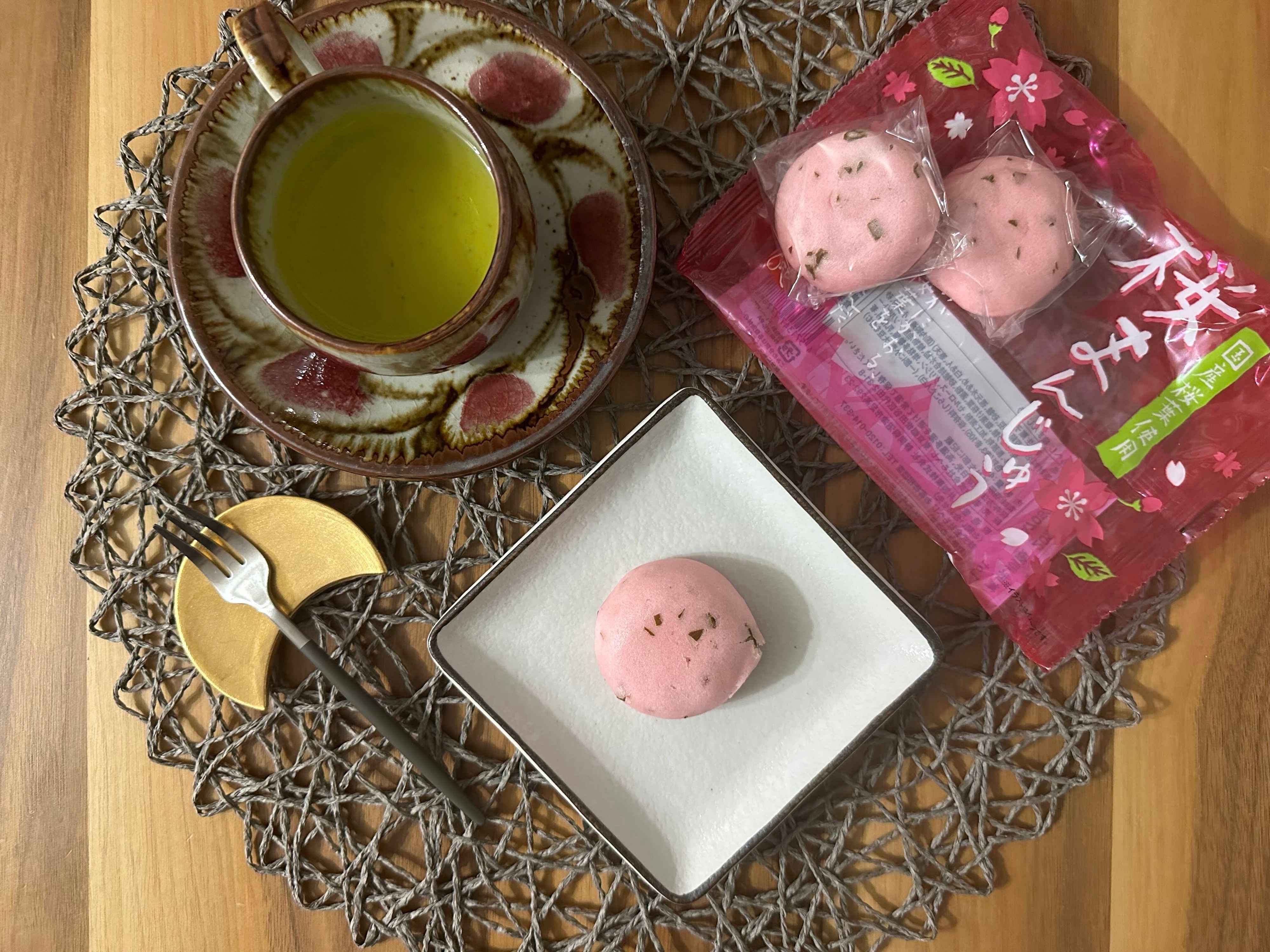 【KALDI新商品】温かいお茶とほっこりいただきたい「桜まんじゅう」