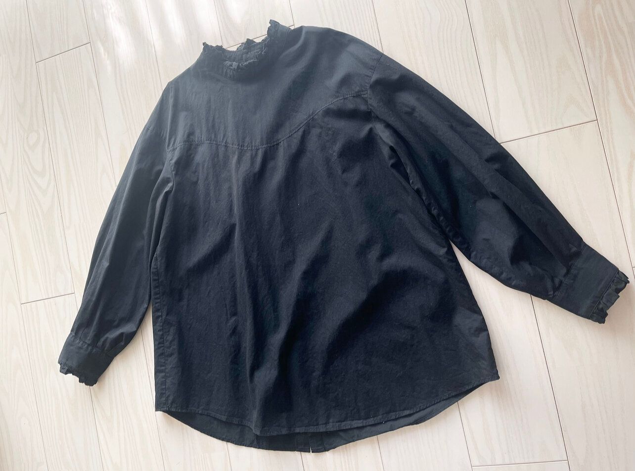 【40代ファッション】甘めのフリルブラウスも私らしく着こなすアイデア3選