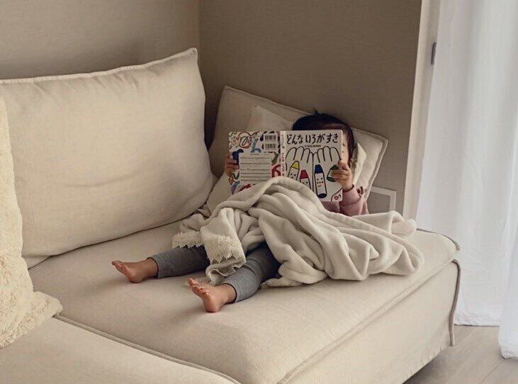 どこで覚えたの？ 2歳の大人顔負けなくつろぎかたに「かわいい」の嵐