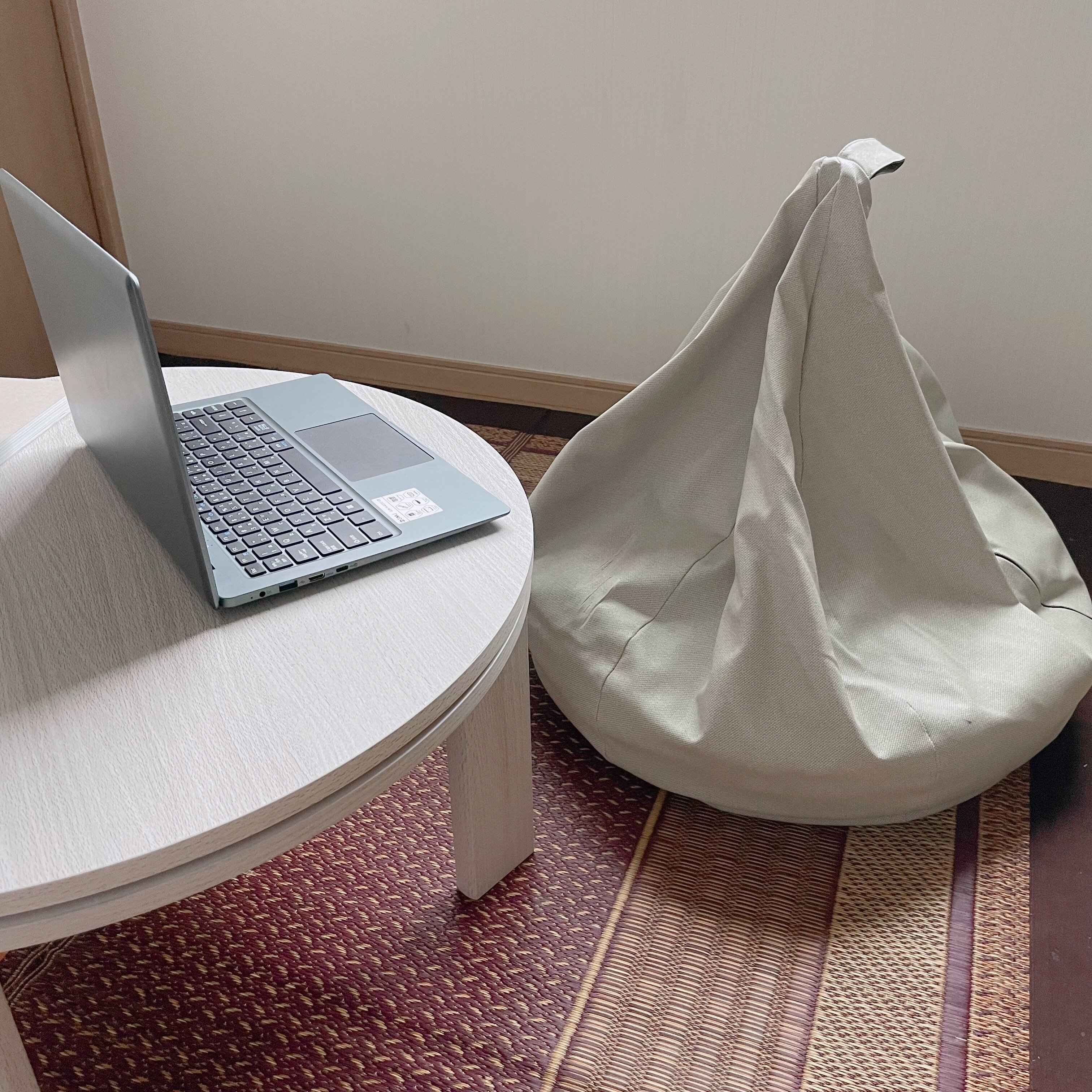 【在宅ワーク環境】2LDKで家族がいる日の仕事スペースは「寝室」がおすすめ！