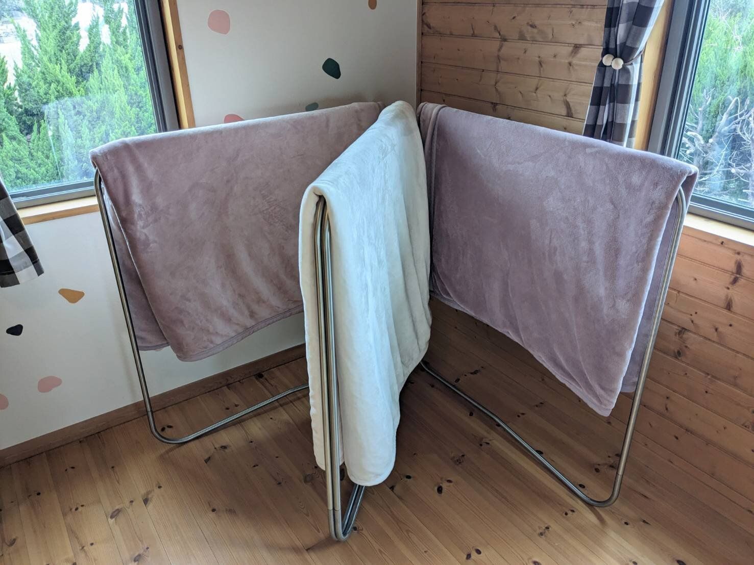 【ラク家事】天候関係なく干せる！“収納のプロ愛用“軽くて丈夫なステンレス製「布団干し」