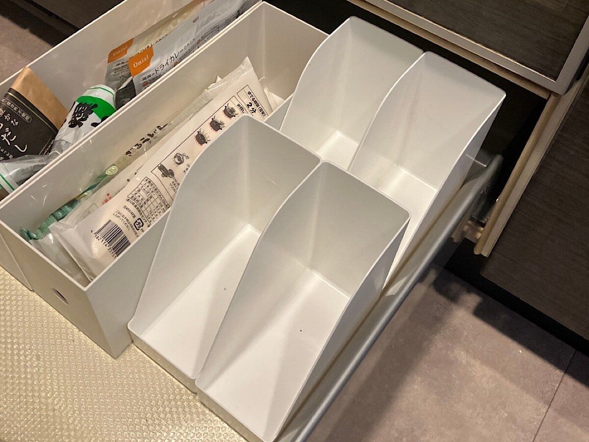 【ダイソー】クタッとなるキッチンの小物を立てて収納！便利なスキマ収納グッズ
