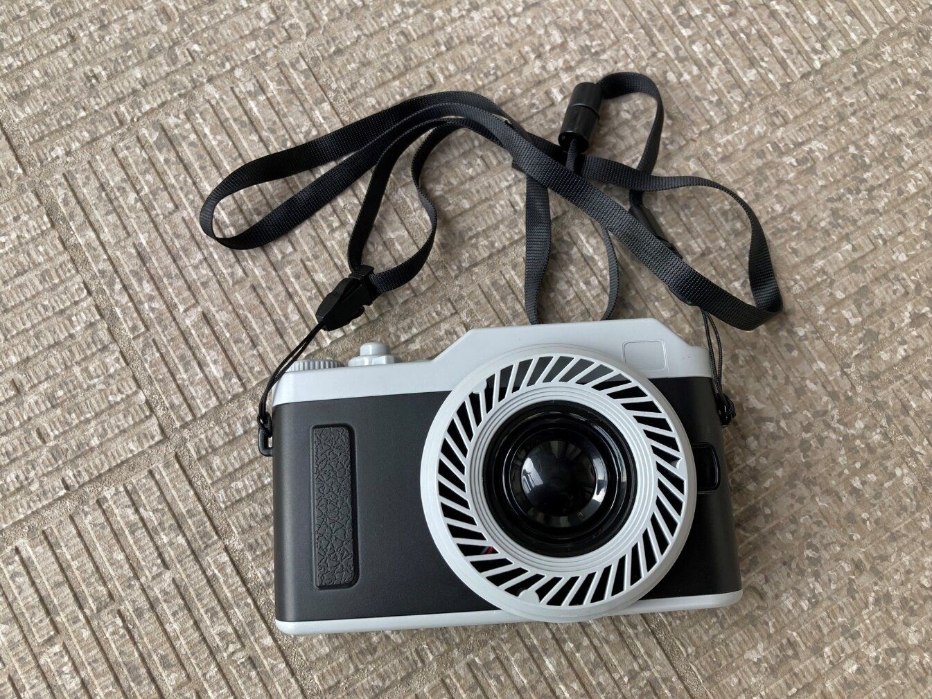 これで330円なの!?レトロ調がかわいいダイソーの「ダイソーミニ扇風機カメラ」は手ぶらで涼しくなれるすぐれもの