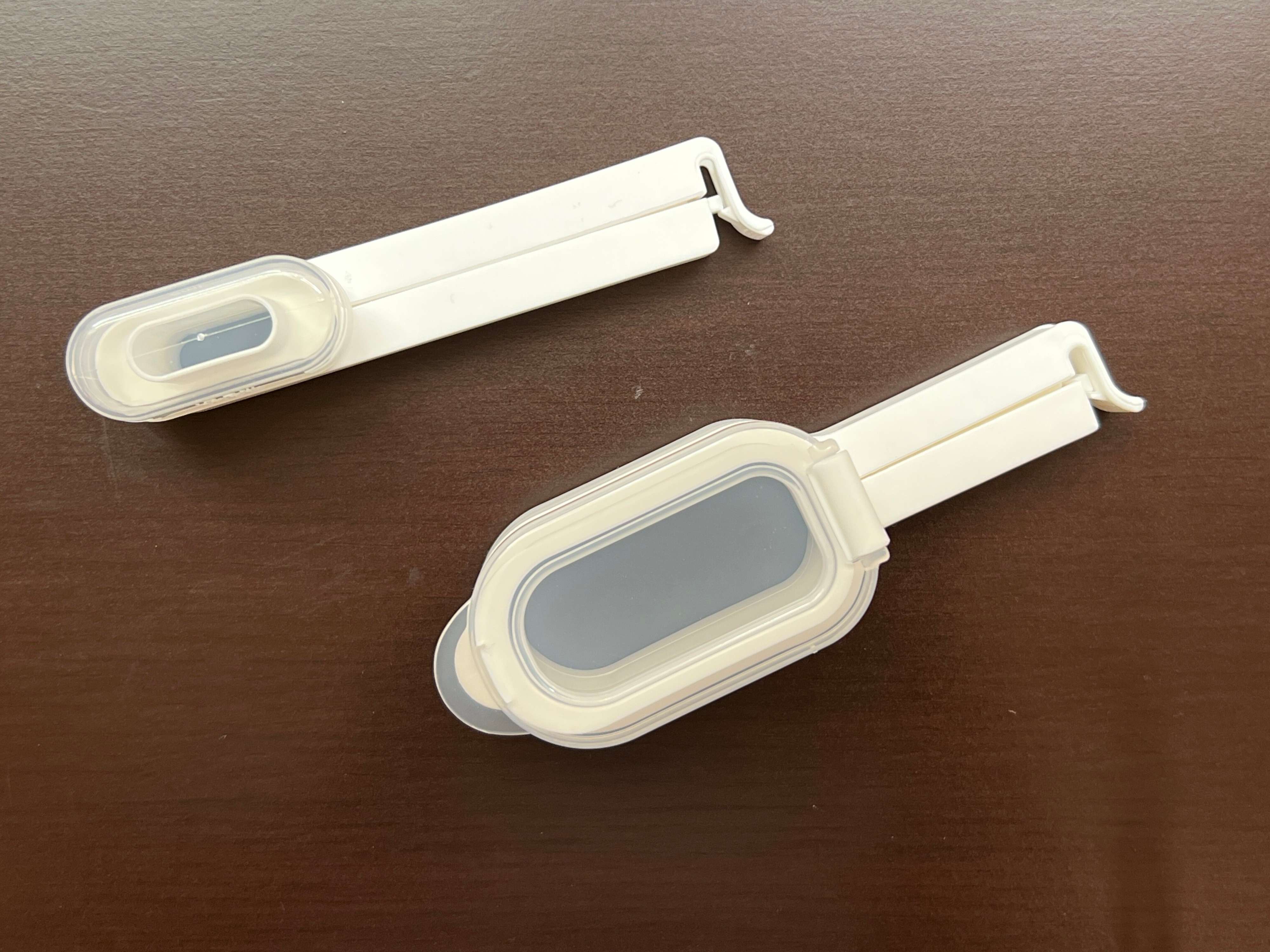 セリアの「注ぎ口つき袋クリップ」が便利！詰め替えをサボりたいときのお助けアイテム