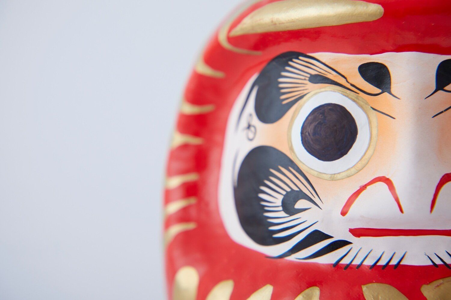 意外と迷う！風水グッズの捨てどきっていつ？運気を下げない上手な捨て方【Dr.コパの風水解説】