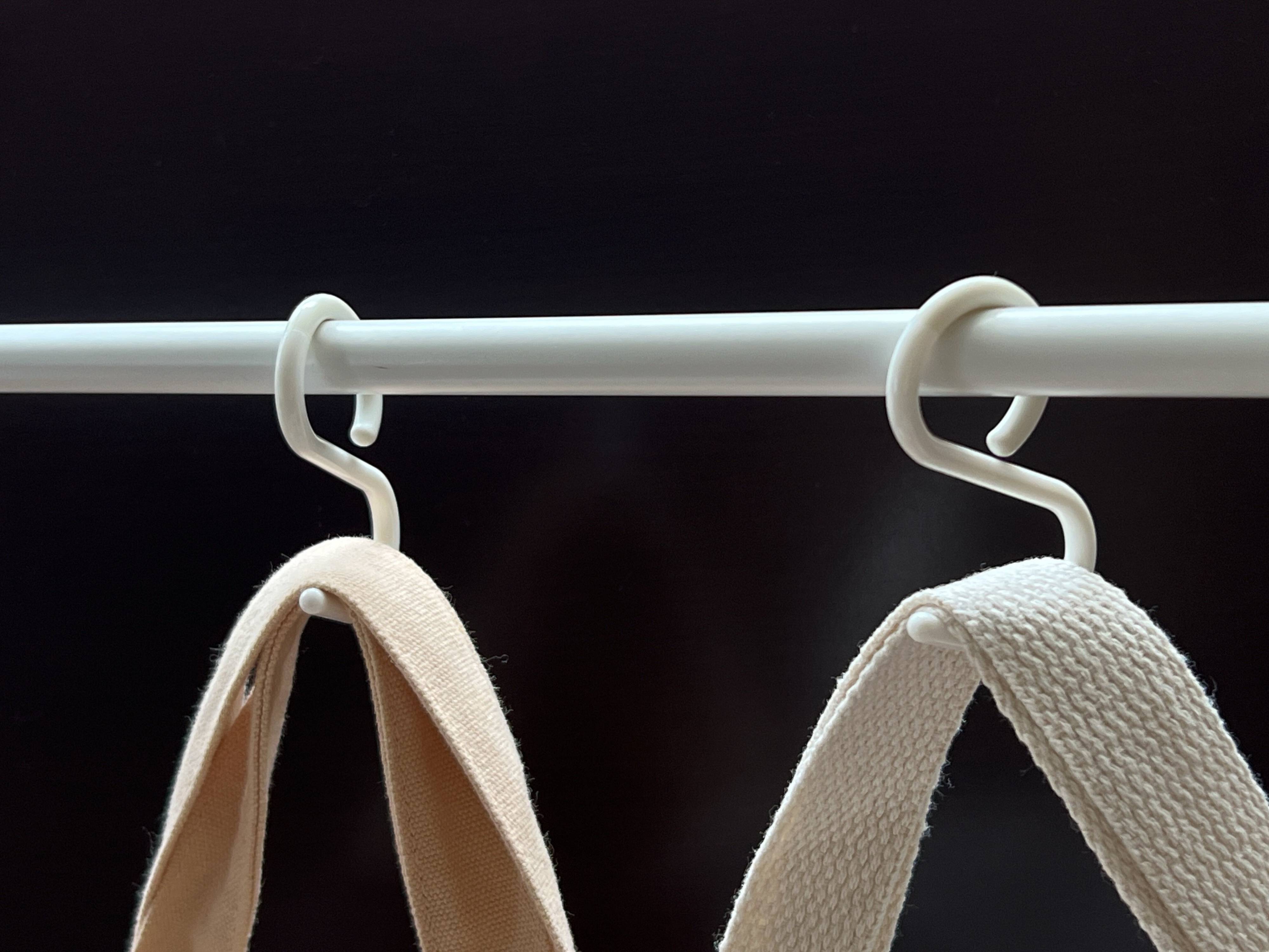 S字フックを使うときのイライラを解消！ダイソーの「外れにくいS字フック」が優れもの