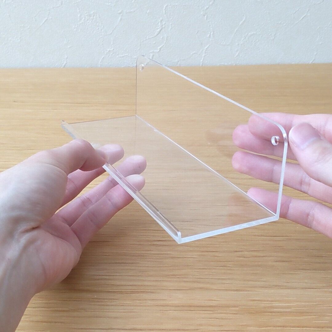 【セリア】壁に付けられるアクリル棚は家中で活躍する！透明で圧迫感がないから使いやすい