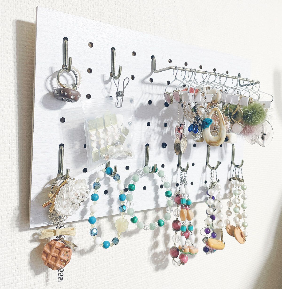 クリップがアクセサリー収納に変身！ダイソー材料でディスプレイ収納DIY