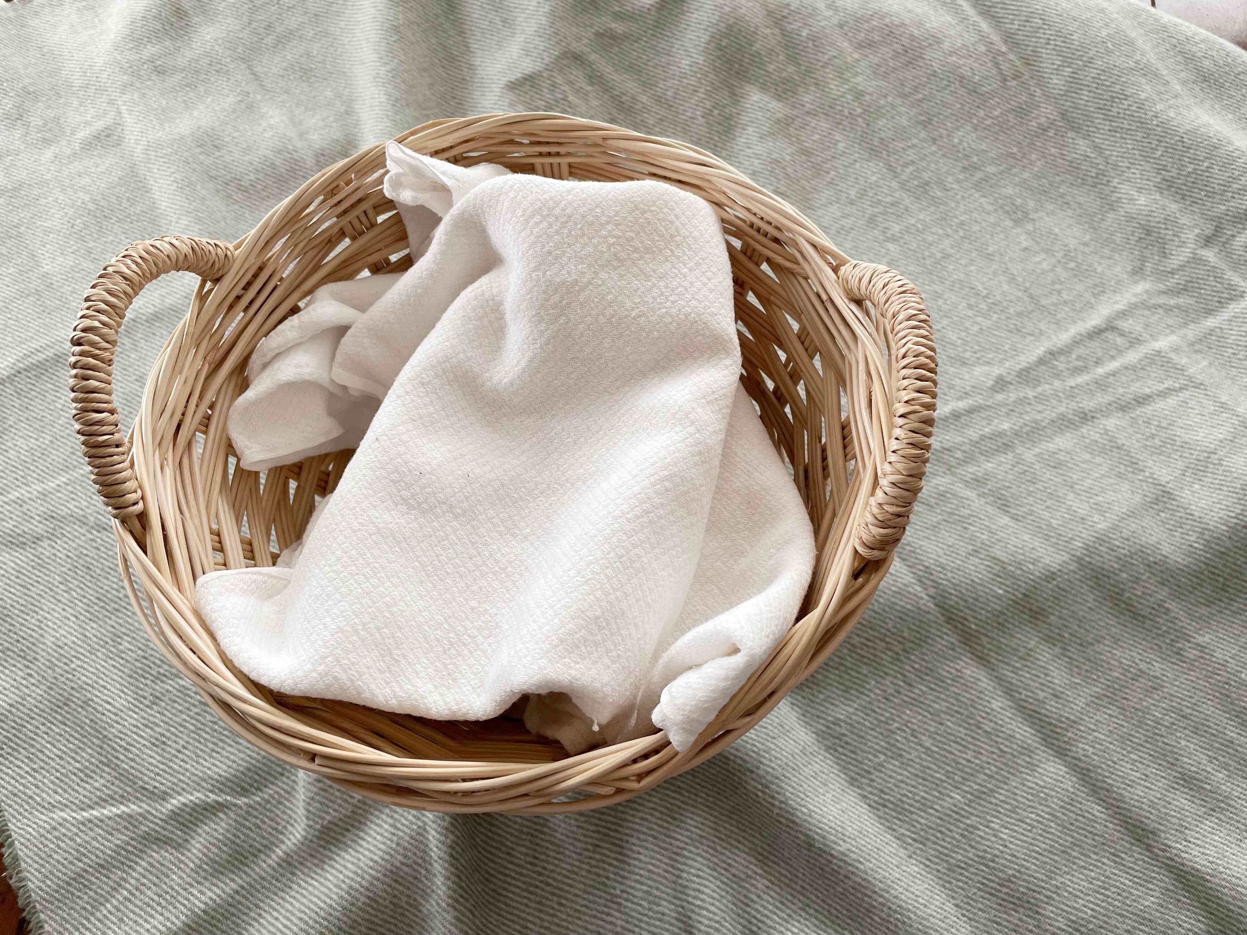 子どもの食べこぼしやトイトレの床掃除に便利！拭き掃除には布おむつが実は万能!?