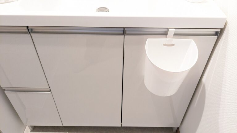 【セリア】洗面所やトイレにちょうどいいサイズ！『浮かせる』ごみ箱が使いやすい