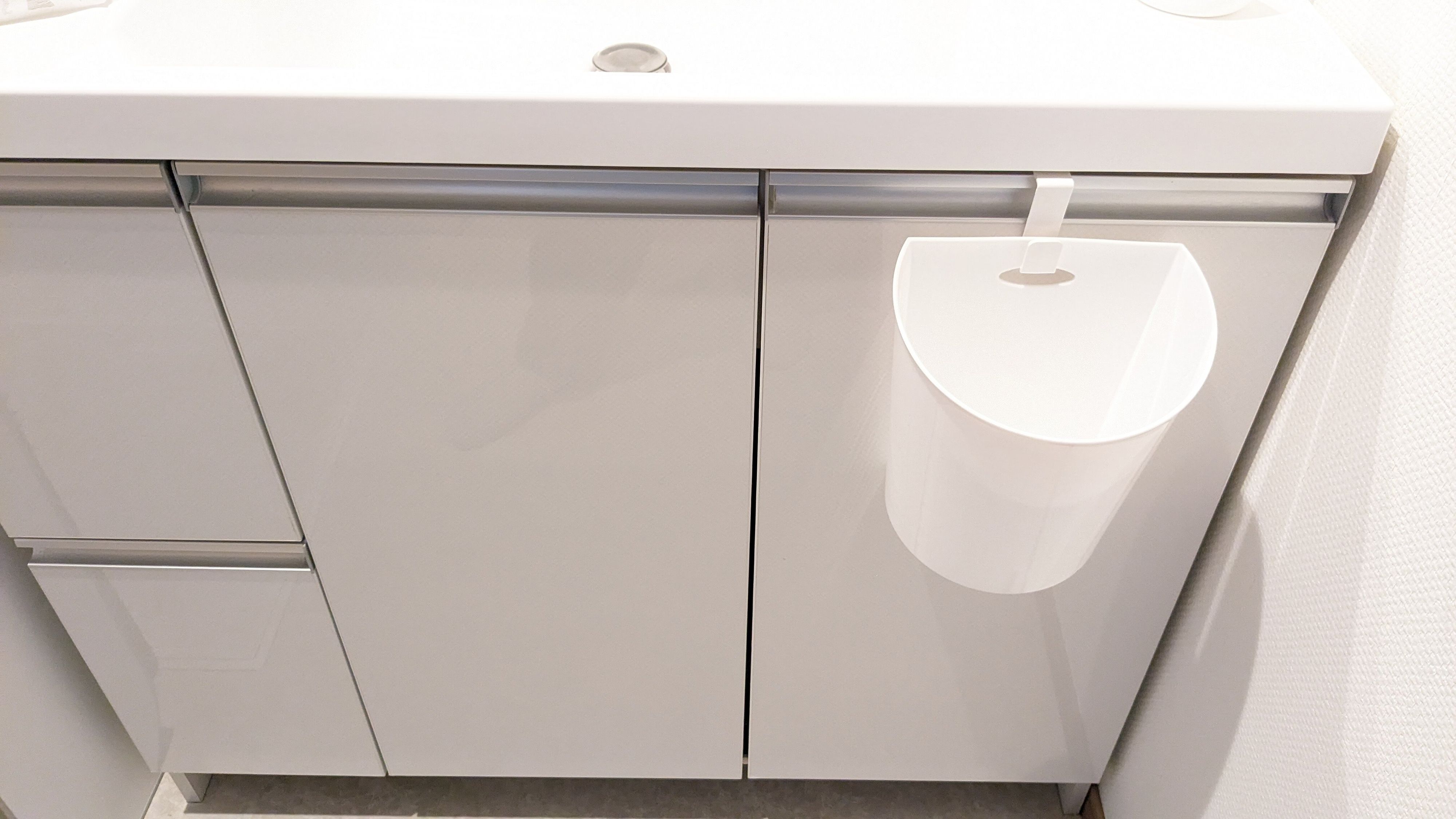 【セリア】洗面所やトイレにちょうどいいサイズ！『浮かせる』ごみ箱が使いやすい