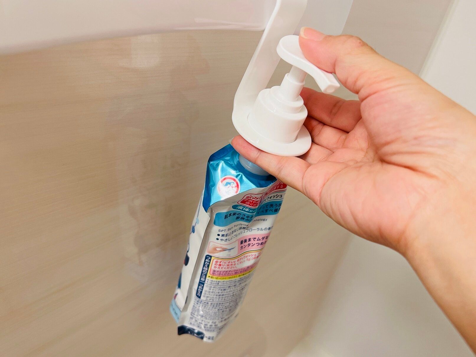 【セリア】詰め替え作業とおさらば！「片手プッシュ」できる浮かせる収納グッズが優秀すぎ