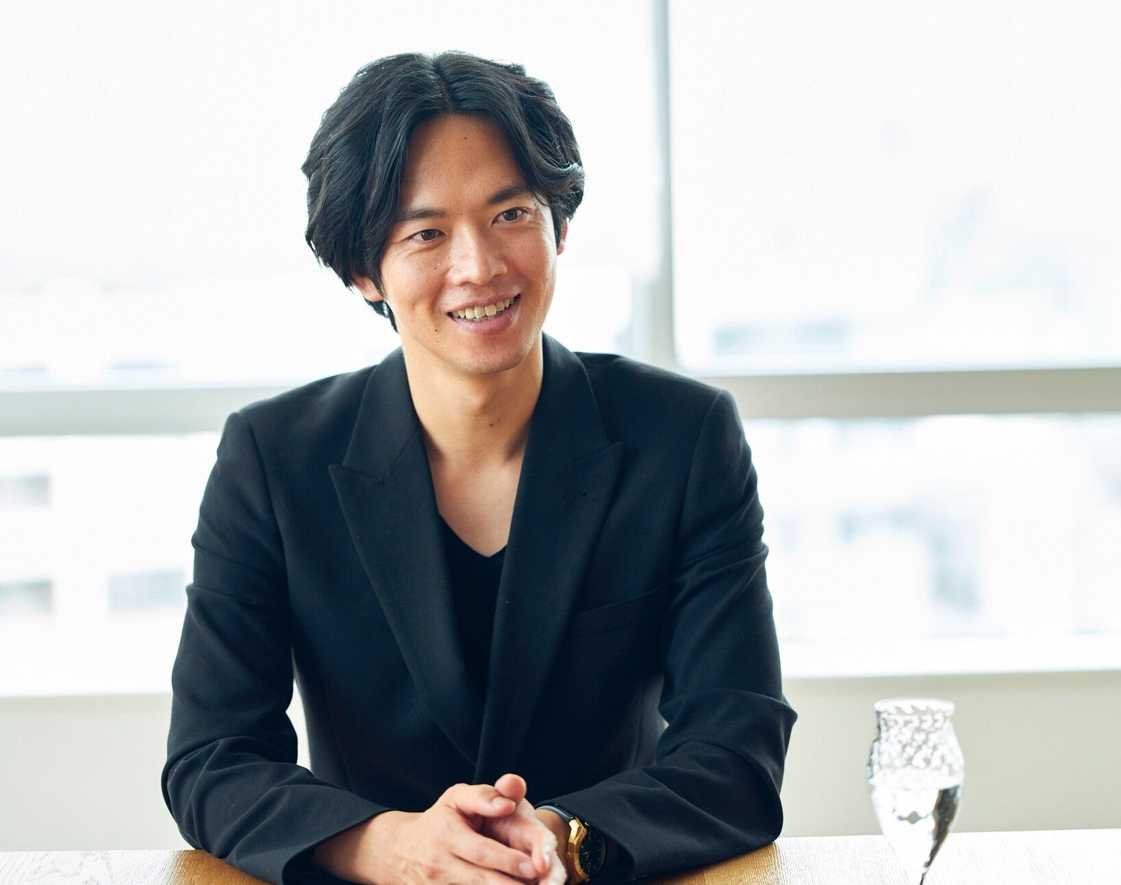 ズボラでもお腹が凹む！「美尻王子」竹田純さんの『床バレエ本』が発売即重版