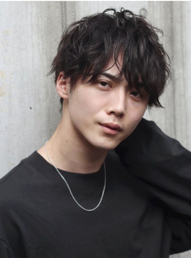 メンズ髪型パーマ【2023最新】簡単にセットが決まる！モテる流行のメンズパーマヘアカタログ