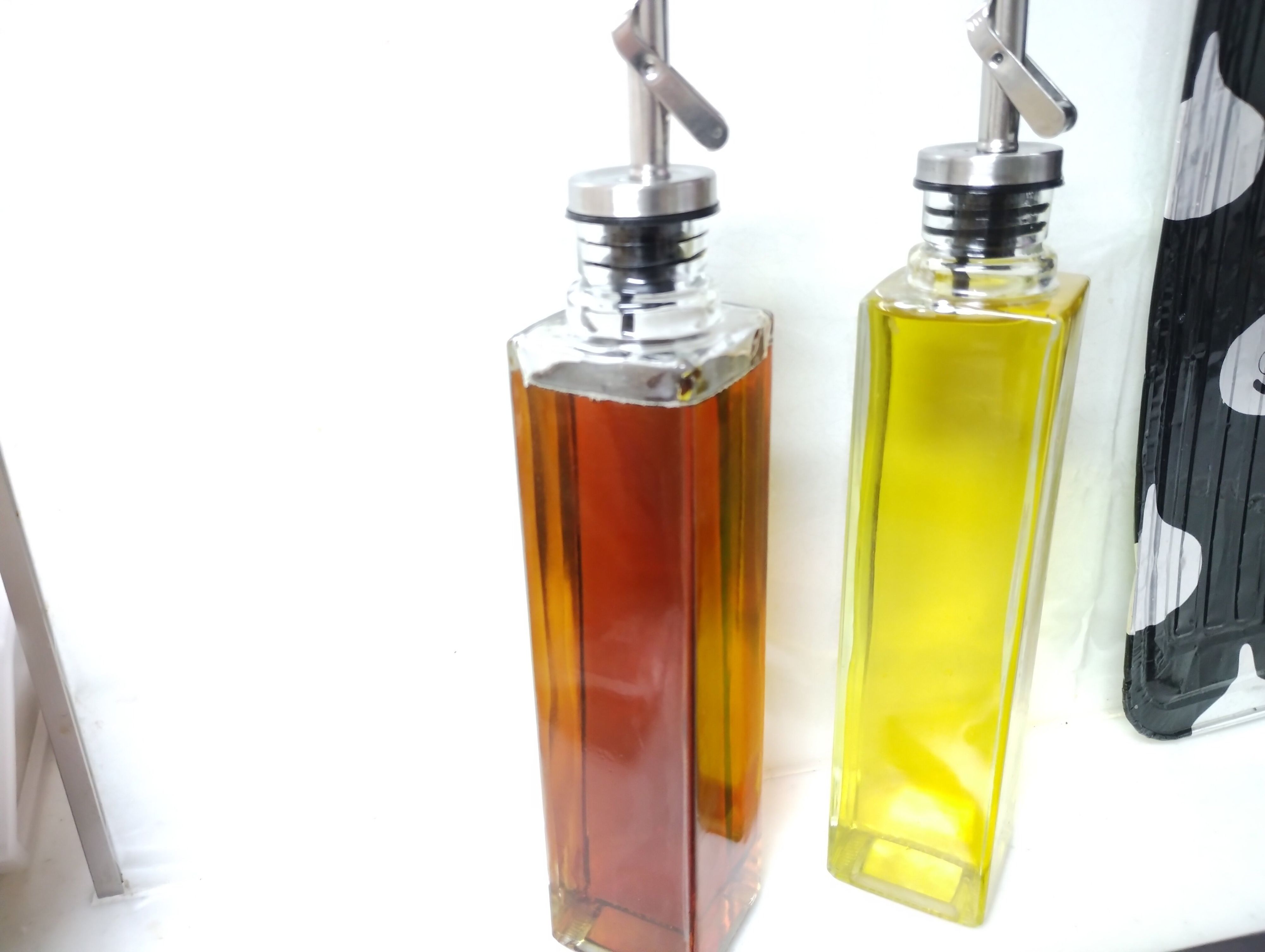 【3COINS】液だれなしで片手で楽々！「ワンハンドオイルビン」が便利すぎて料理の効率上がります！