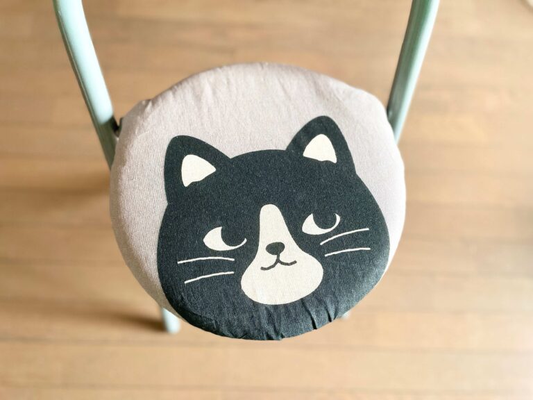 【セリア】かぶせるだけでネコやパンダのイス爆誕！110円なのにかわいすぎる！