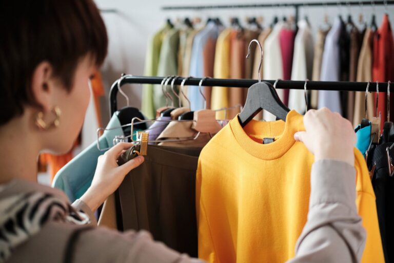服を買いたい、でも節約もしたい！ そんな時に押さえておきたい服の買い方ポイント【節約の専門家が解説】