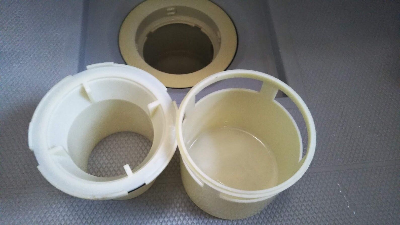 お風呂の排水溝掃除は、あの「キッチン用洗剤」でほったからし！超ラク掃除術