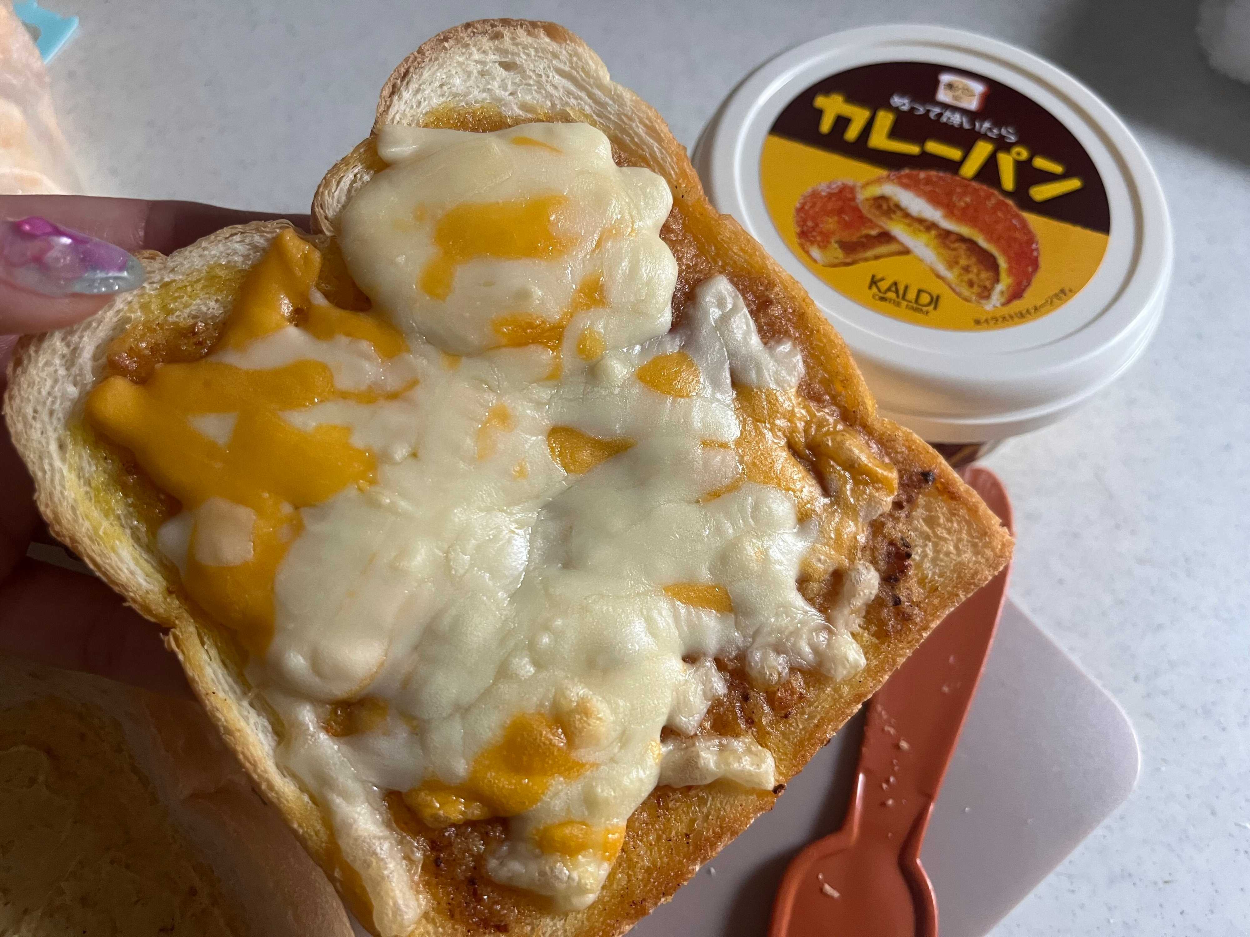 【カルディ】「ぬって焼いたらカレーパン」が本当にカレーパンだった！