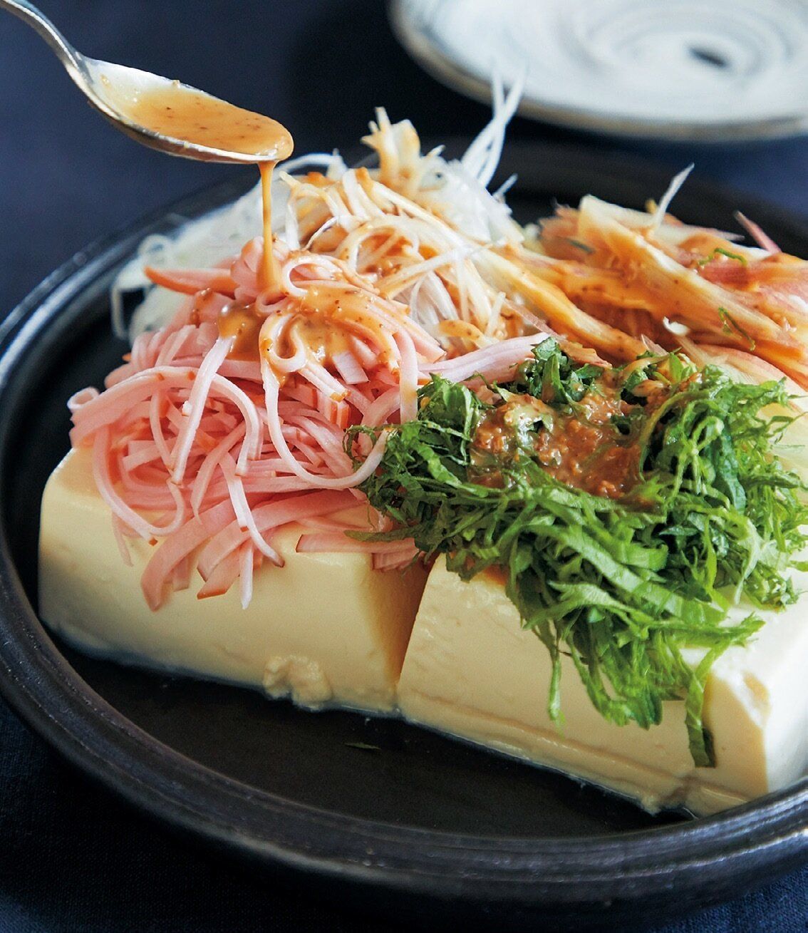 まさみさんの『豆腐＆ちくピーの速攻炒め』まさるさんの『どっさり香味野菜の冷ややっこ』