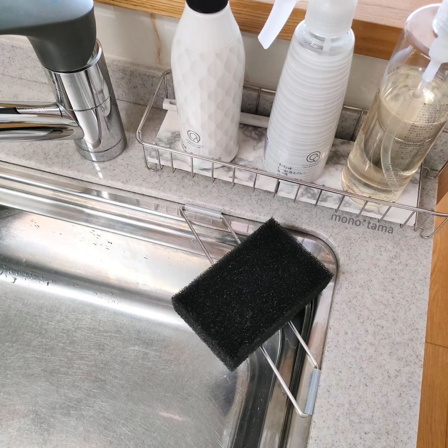 コーナーに設置するだけ！【セリア】「お手入れも簡単」話題の水まわりグッズ