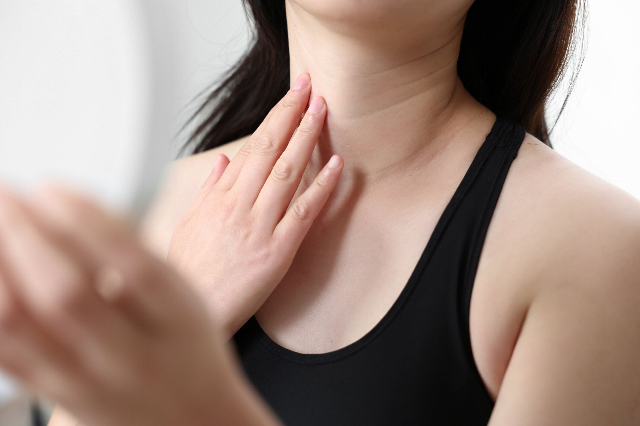 ケアしないと老けまっしぐら！UVケアのついでに首のしわを予防するストレッチ