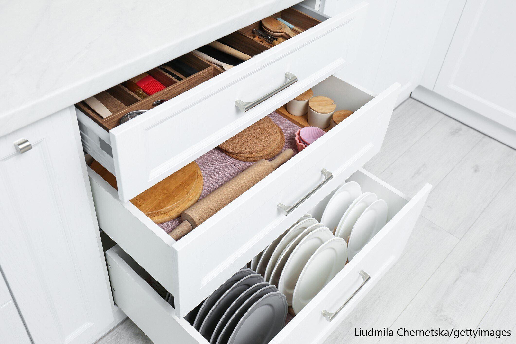 キッチンの食器棚がごちゃごちゃになってしまう人がやりがちな3つのNGを整理収納アドバイザーが解説