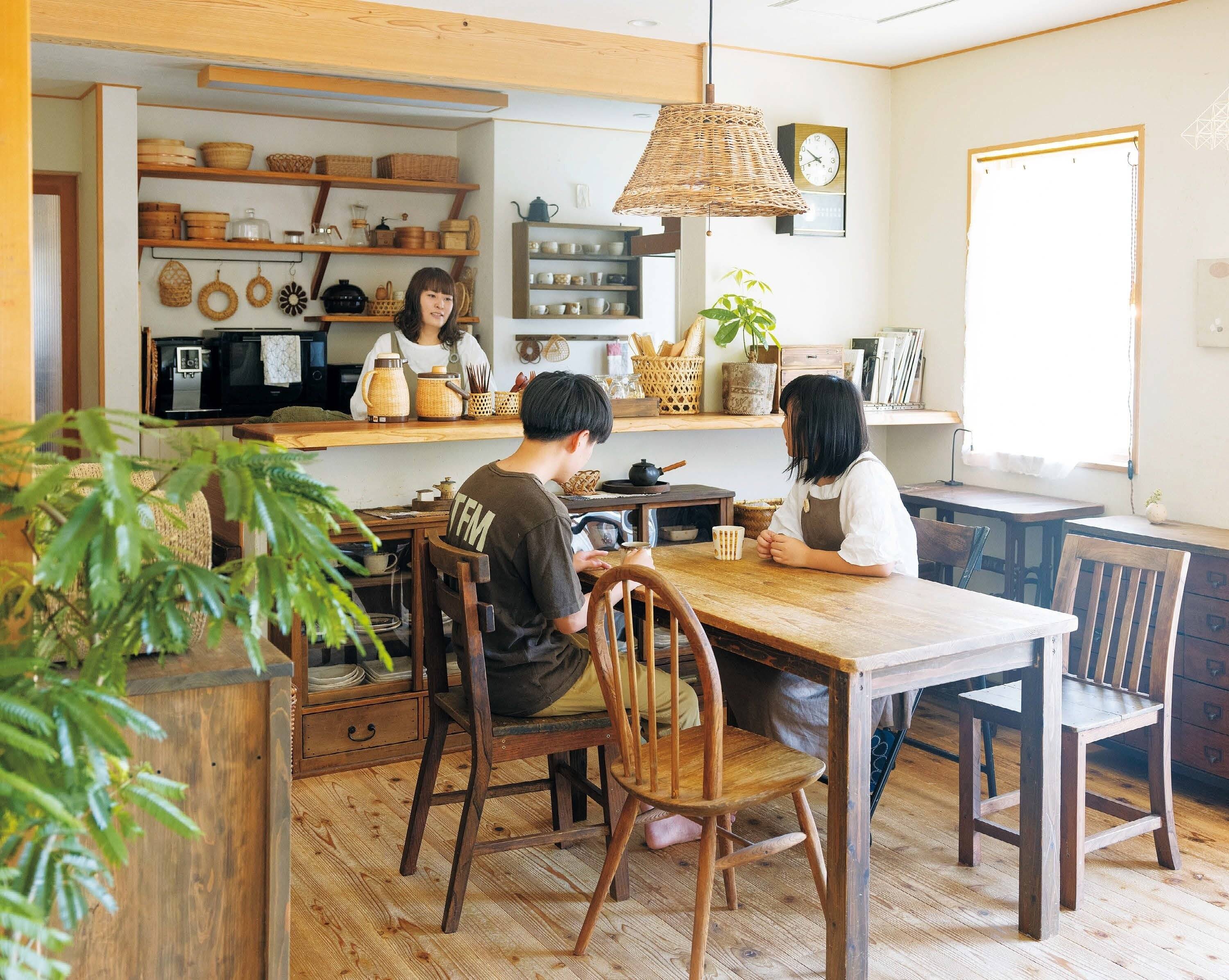 テーブルとイスがあれば「カフェスポット」に！”古民家カフェ”風のわが家