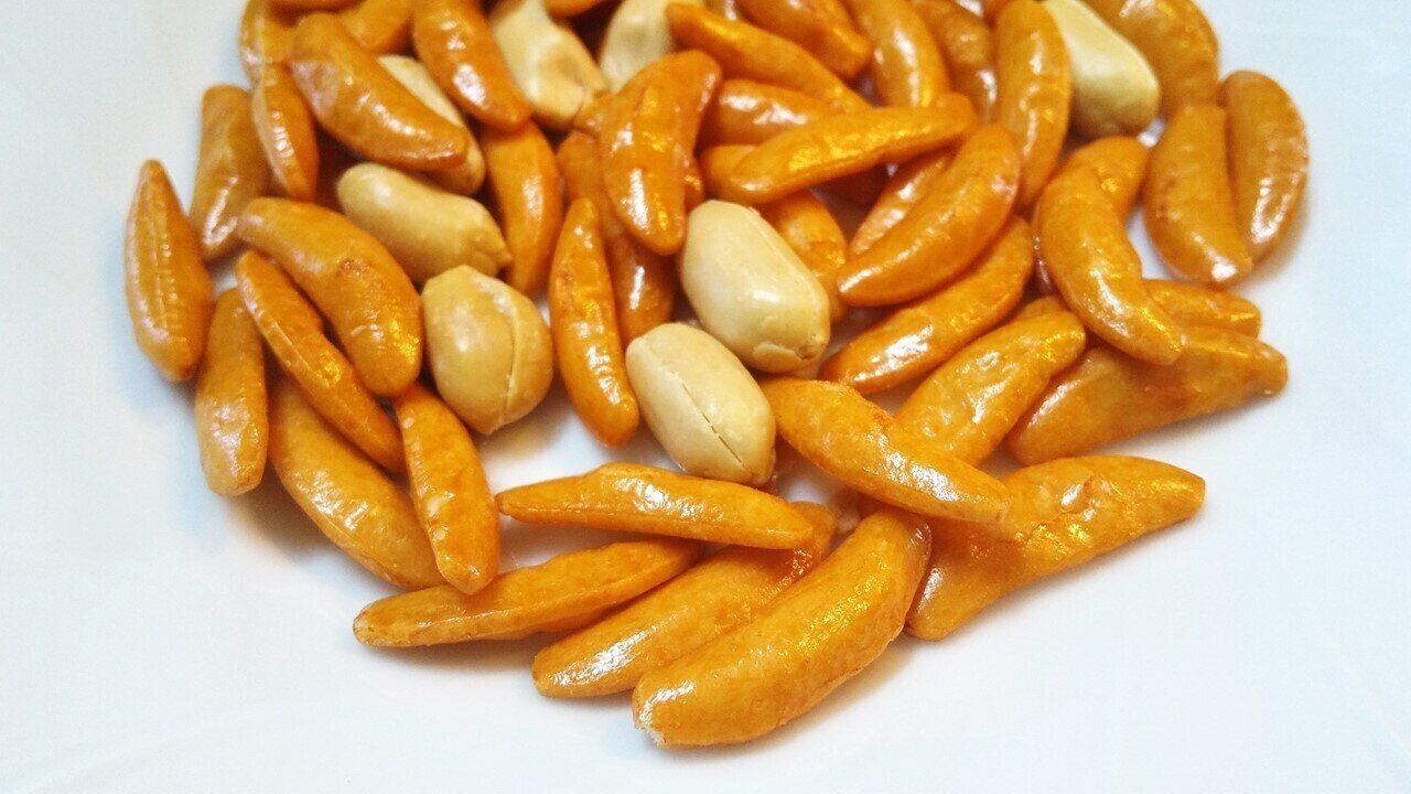 「柿の種」は料理にも使える！おつまみ、おやつにそのまま食べる以外の使い方【3選】