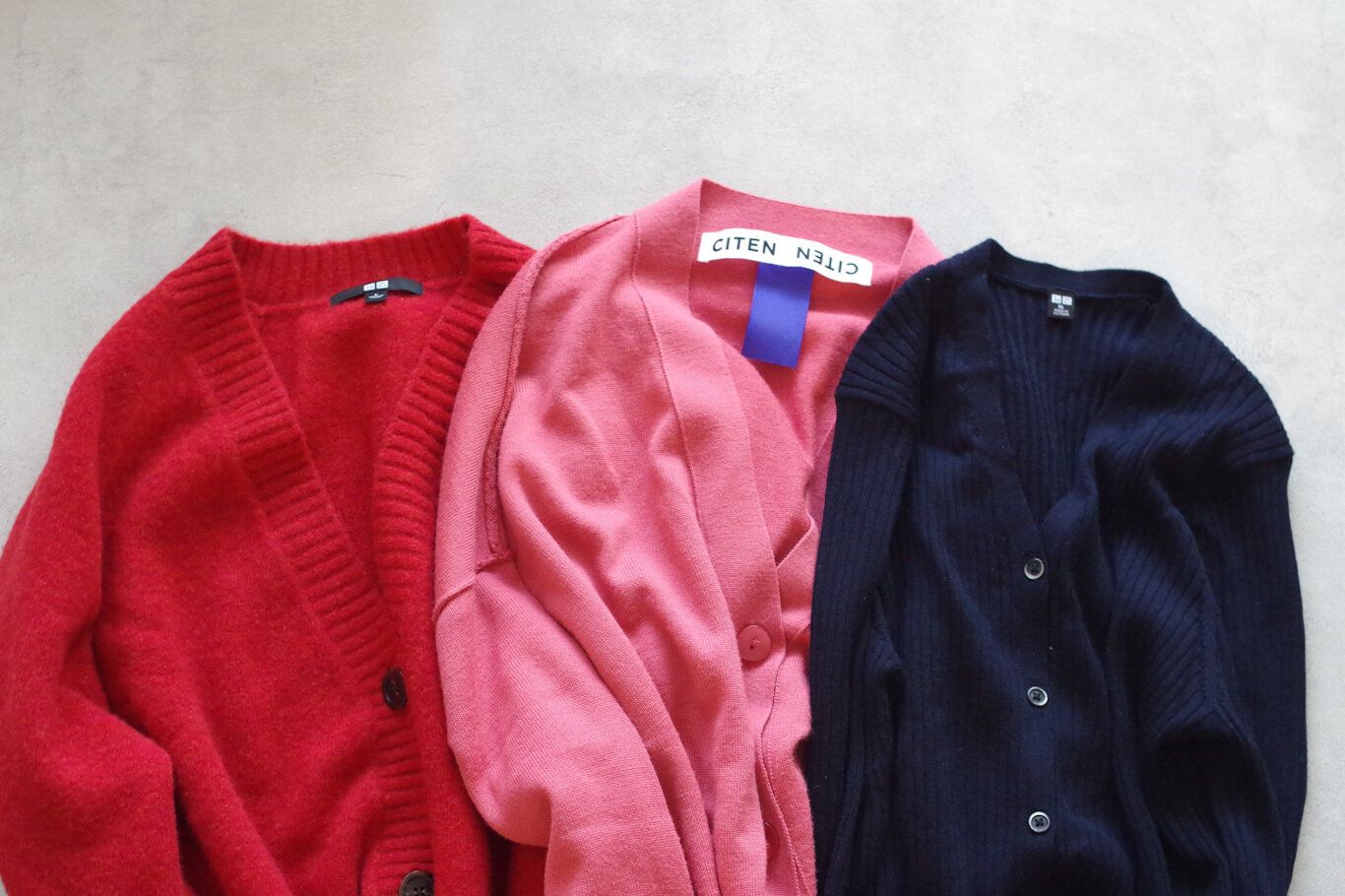 【カーディガンの肩掛け】季節の変わり目のオシャレに有効！結び方が難しいと感じる理由とは