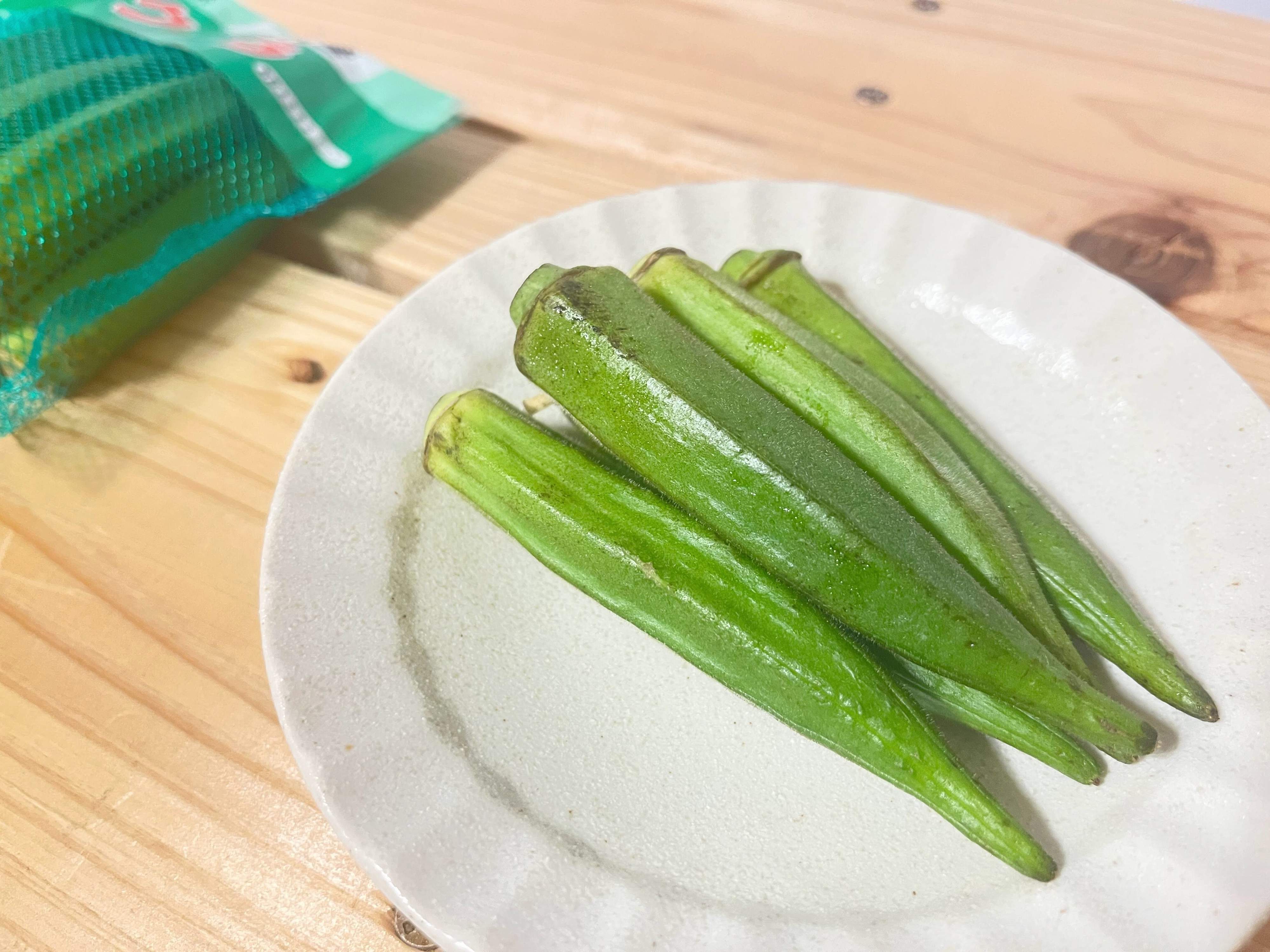 道具は一切不要！八百屋歴10年、野菜のプロが教える、たった10秒でオクラの下処理ができるテクニックを試してみた