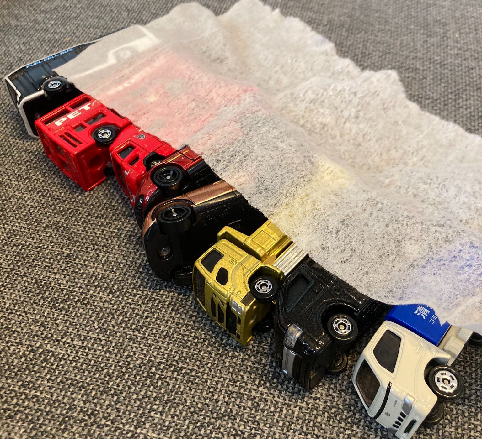 「ねんねん〜ねんねんね〜」という息子の声に振り向くとホッコリする光景が！息子の優しい姿に感動