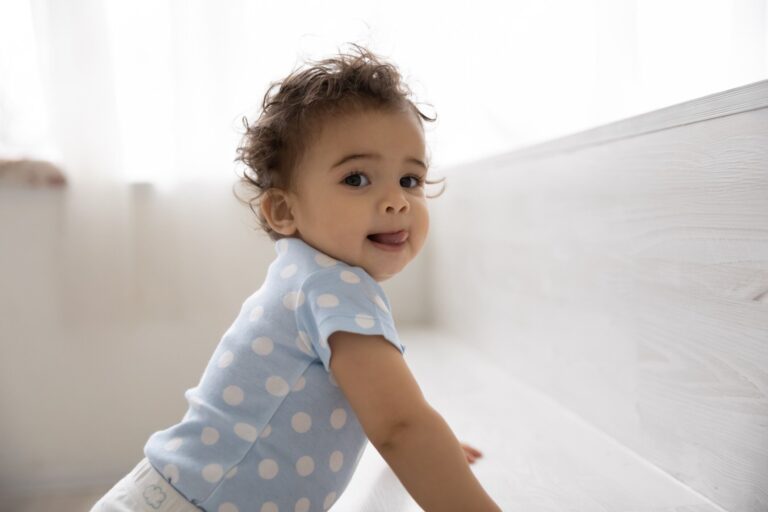 両親の前では頑なに1人で立つ姿を見せない1歳の娘。油断した瞬間の後ろ姿がかわいすぎる！