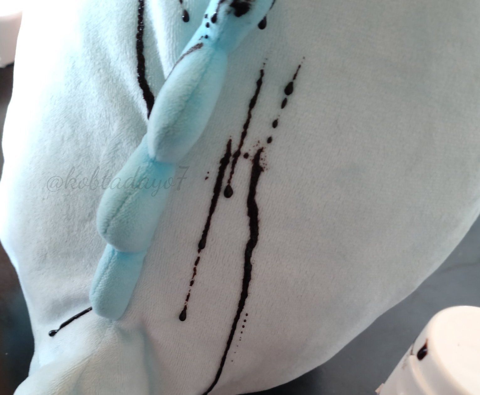 1歳の弟が兄のぬいぐるみを汚してしまった！必死で汚れを取ろうとする弟の姿と、寛容な兄の神対応に感動する人続出