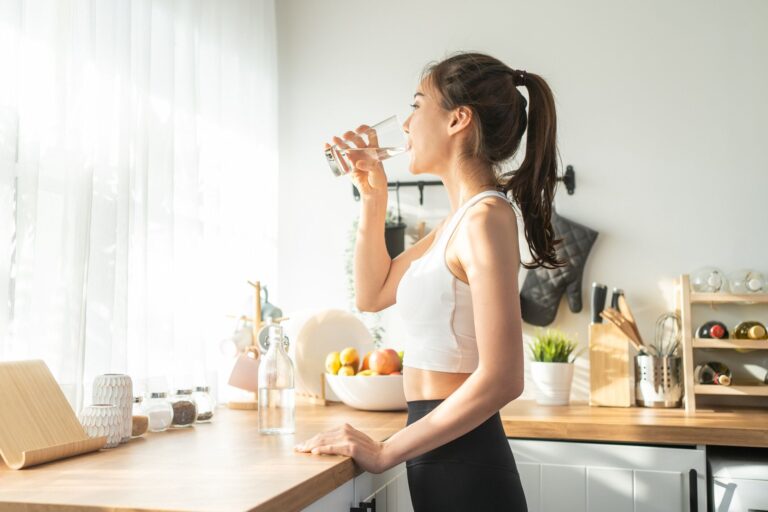 1日2Lの水を飲むだけじゃダメ!?ダイエットを成功させる上手な水の飲み方とは