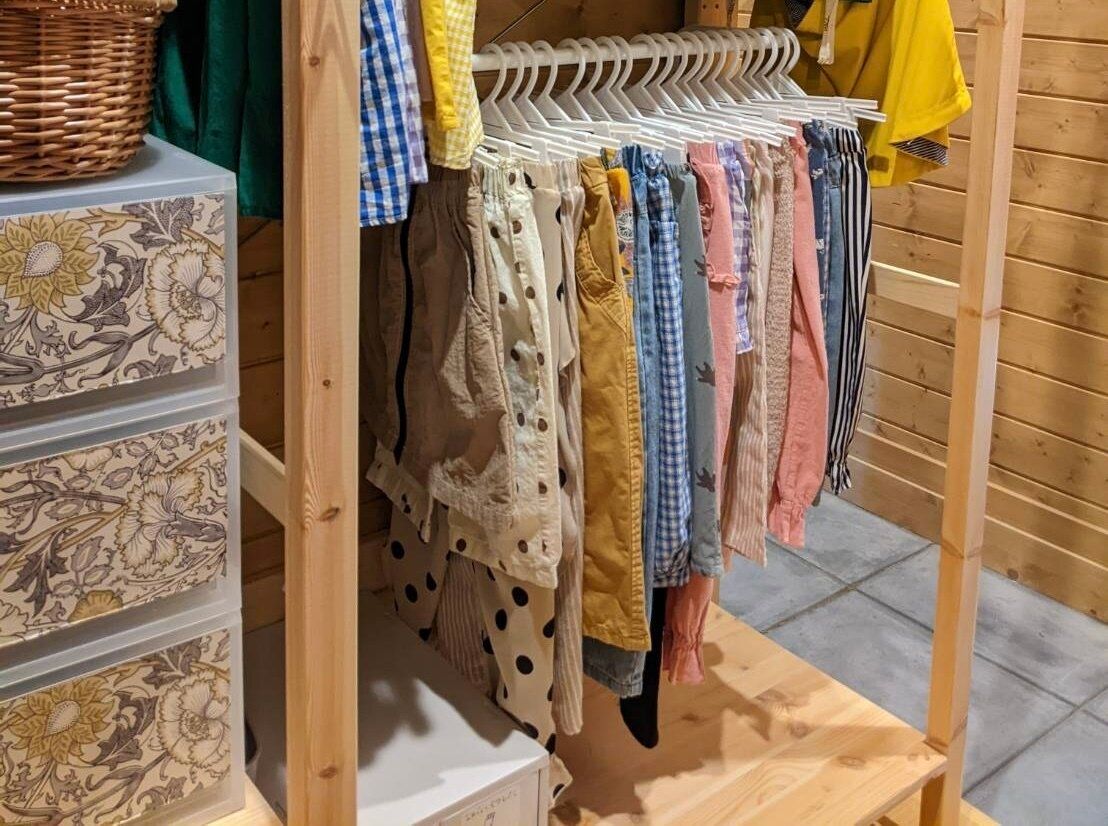 【ラク家事】まだ洗濯物たたんでいるの？“収納のプロ激推し”「西松屋ズボンハンガー」で夢のかける収納