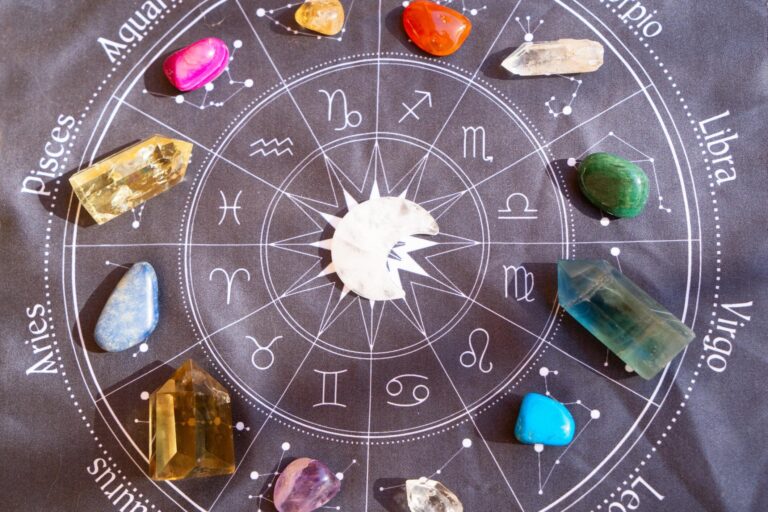 【2024年鏡リュウジさんのHappy Horoscope】「価値観」「知性」を大切に