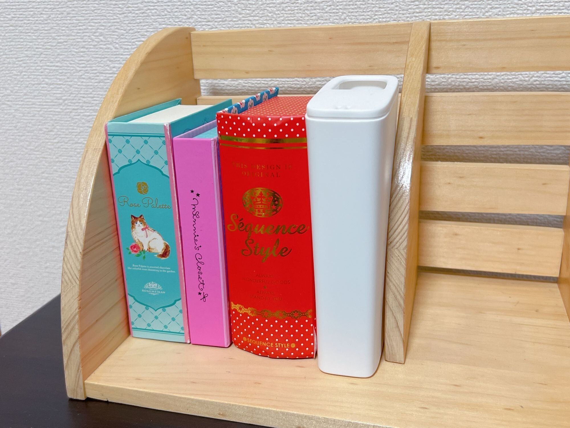 意外すぎダイソー！本棚におさまるシンプルなアイテムの正体とは