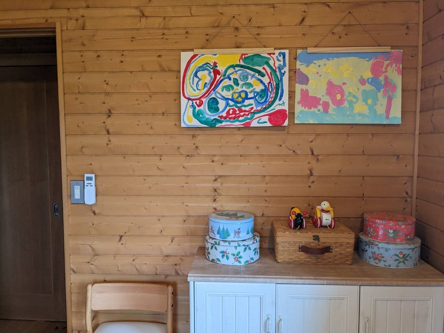 【100均】子どもの作品をオシャレに飾る！“全部ダイソー“お家ギャラリー